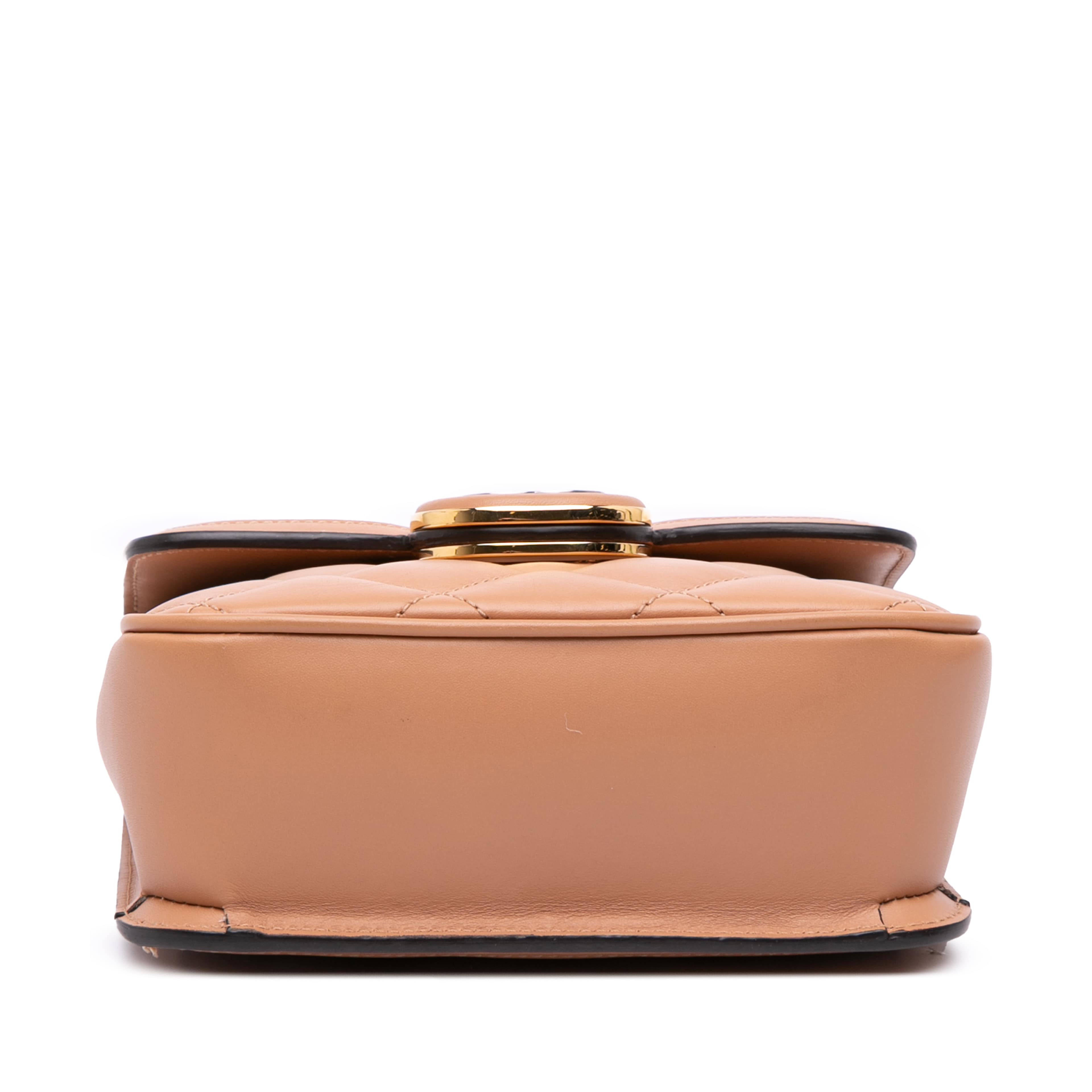 Gucci Mini Leather Deco Chain Shoulder Bag, från Luxclusif, i färgen brun. Klicka för att öppna bilden i stort format