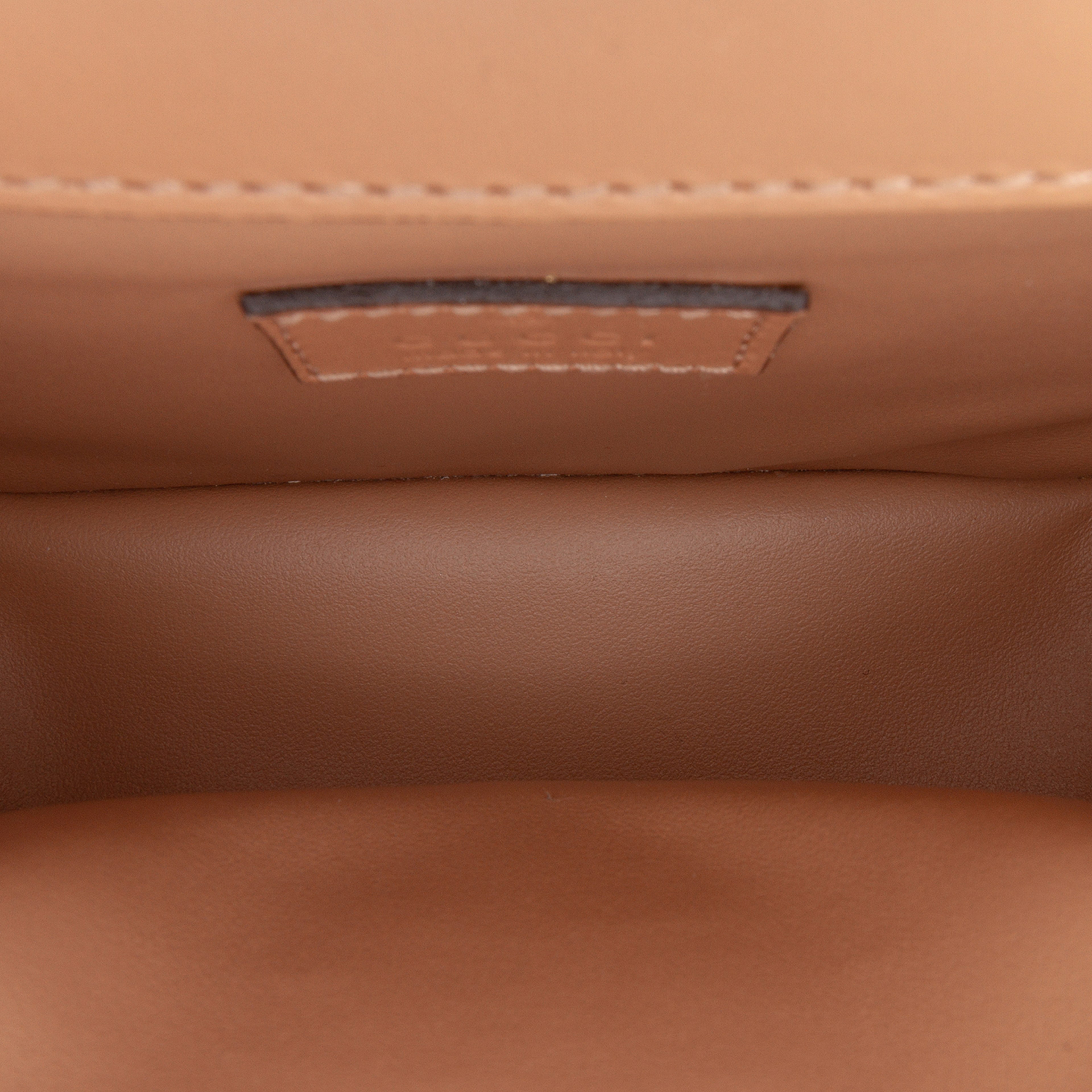 Gucci Mini Leather Deco Chain Shoulder Bag, från Luxclusif, i färgen brown. Klicka för att öppna bilden i stort format