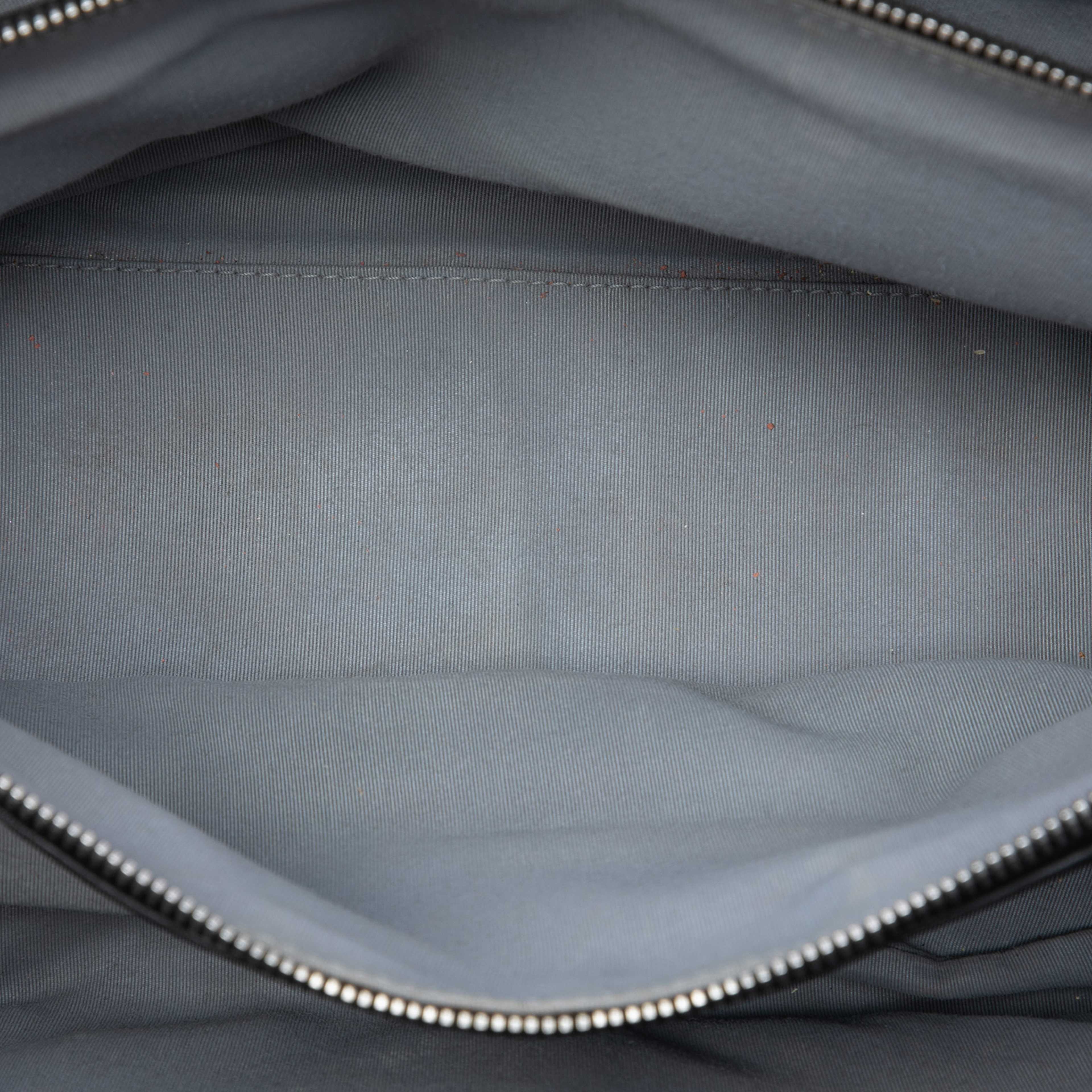 Chanel Small Patent Lipstick Tote, från Luxclusif, i färgen black. Klicka för att öppna bilden i stort format