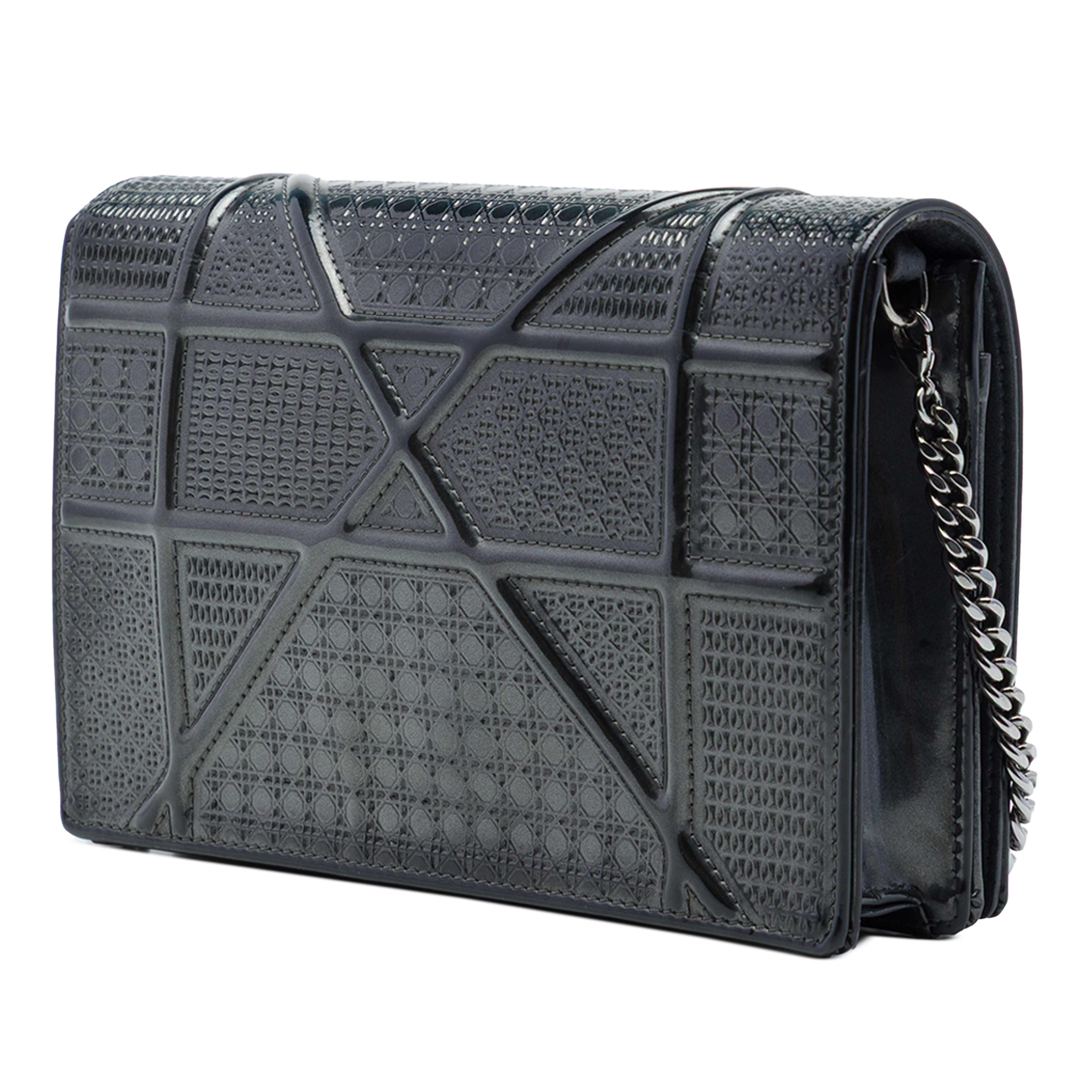 Dior Metallic Patent Microcannage Diorama Wallet On Chain, från Luxclusif, i färgen svart. Klicka för att öppna bilden i stort format