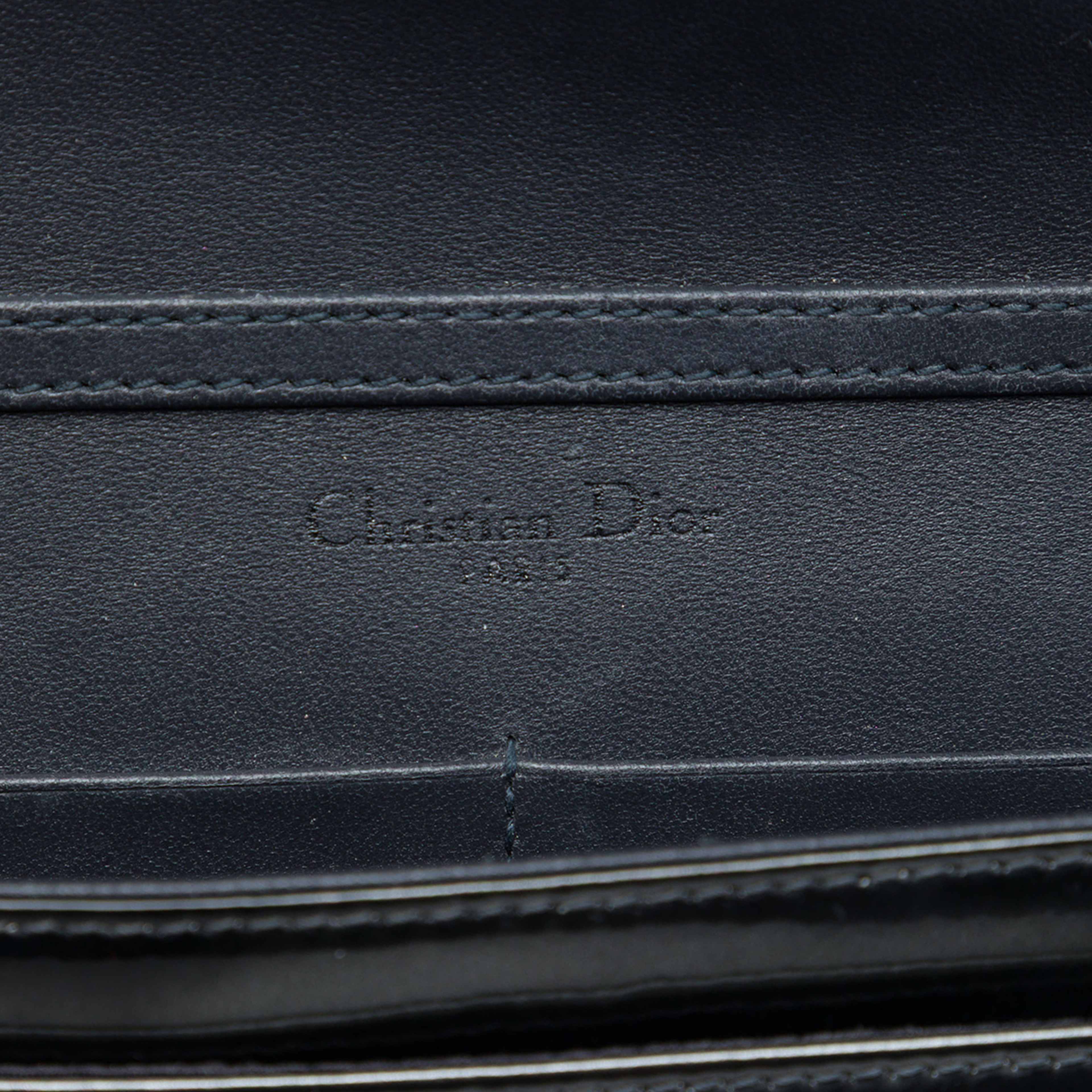 Dior Metallic Patent Microcannage Diorama Wallet On Chain, från Luxclusif, i färgen svart. Klicka för att öppna bilden i stort format