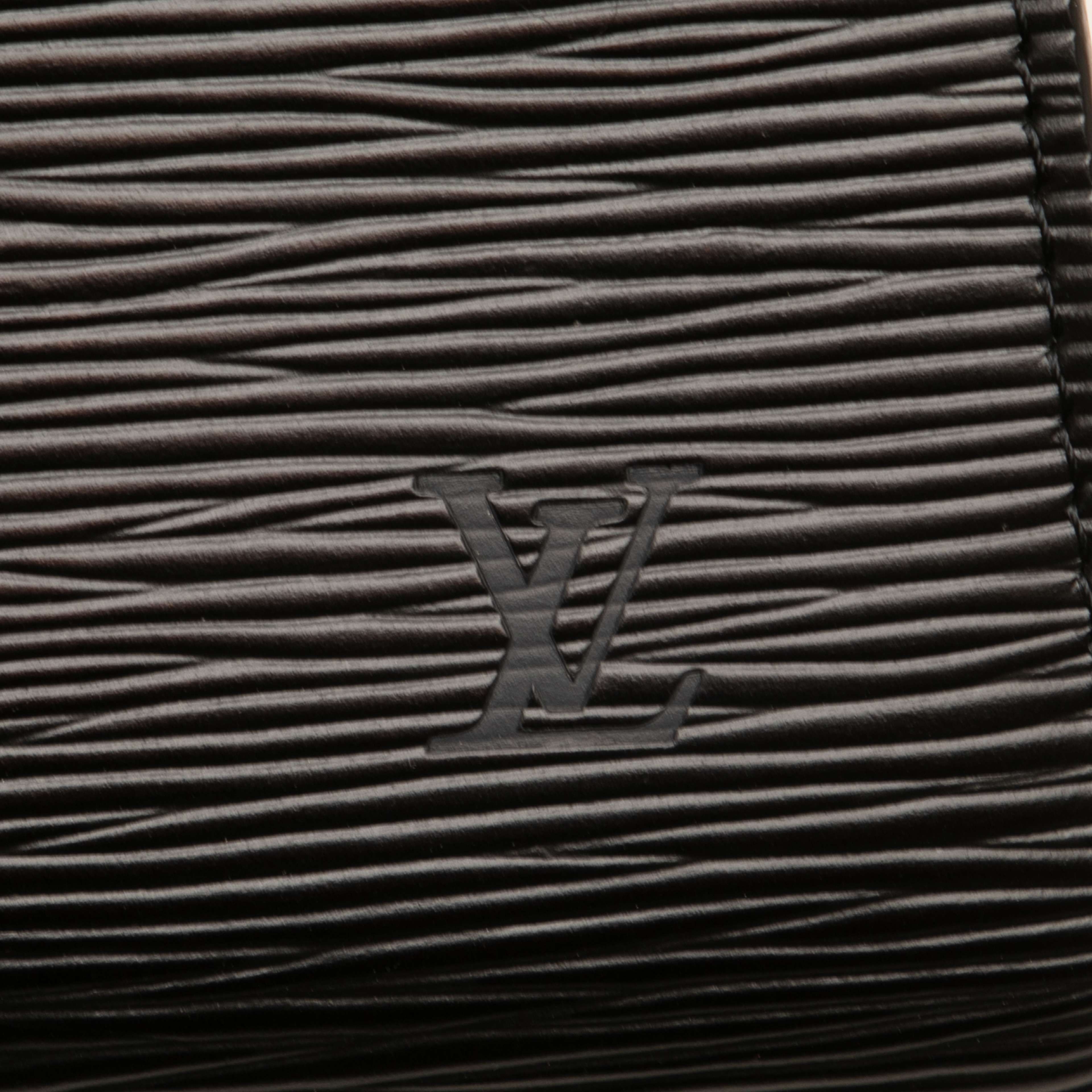 Louis Vuitton Epi Pochette Accessoires, från Luxclusif, i färgen black. Klicka för att öppna bilden i stort format