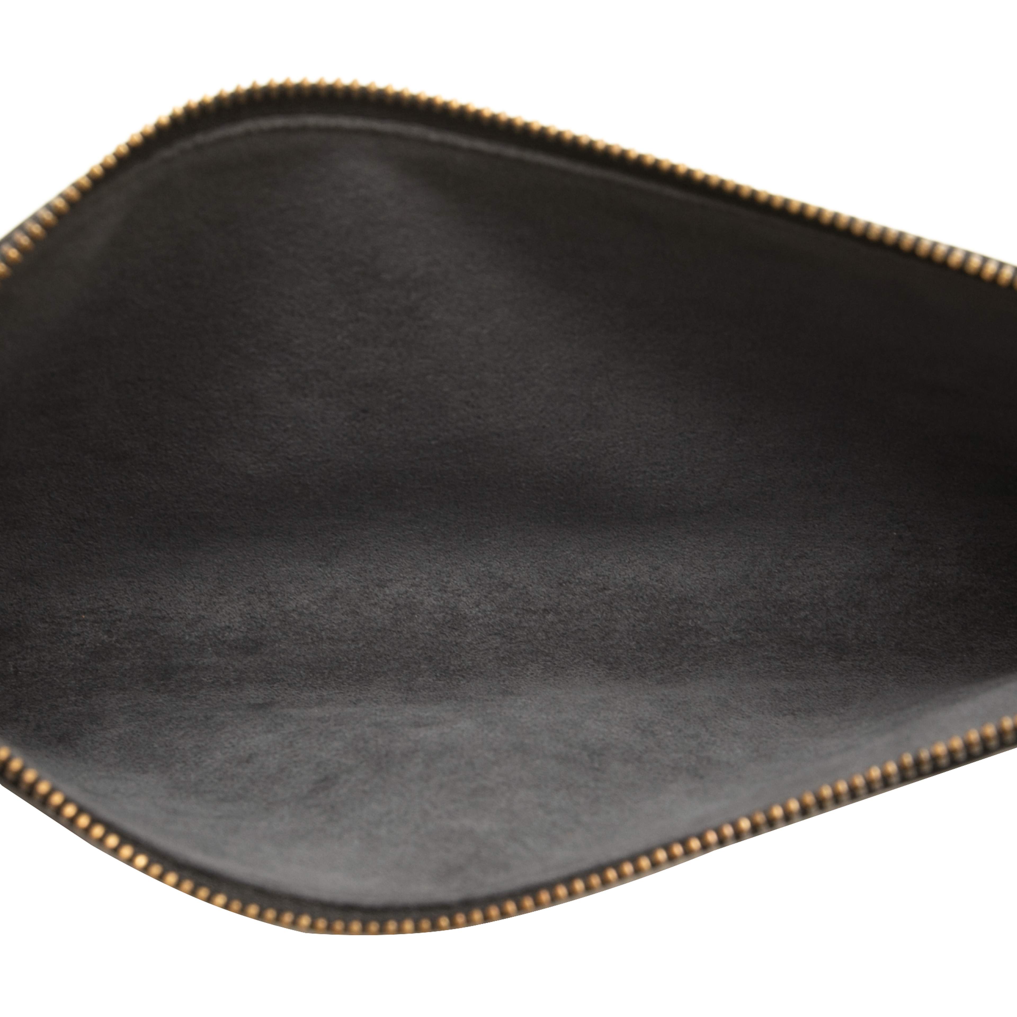 Louis Vuitton Epi Pochette Accessoires, från Luxclusif, i färgen black. Klicka för att öppna bilden i stort format