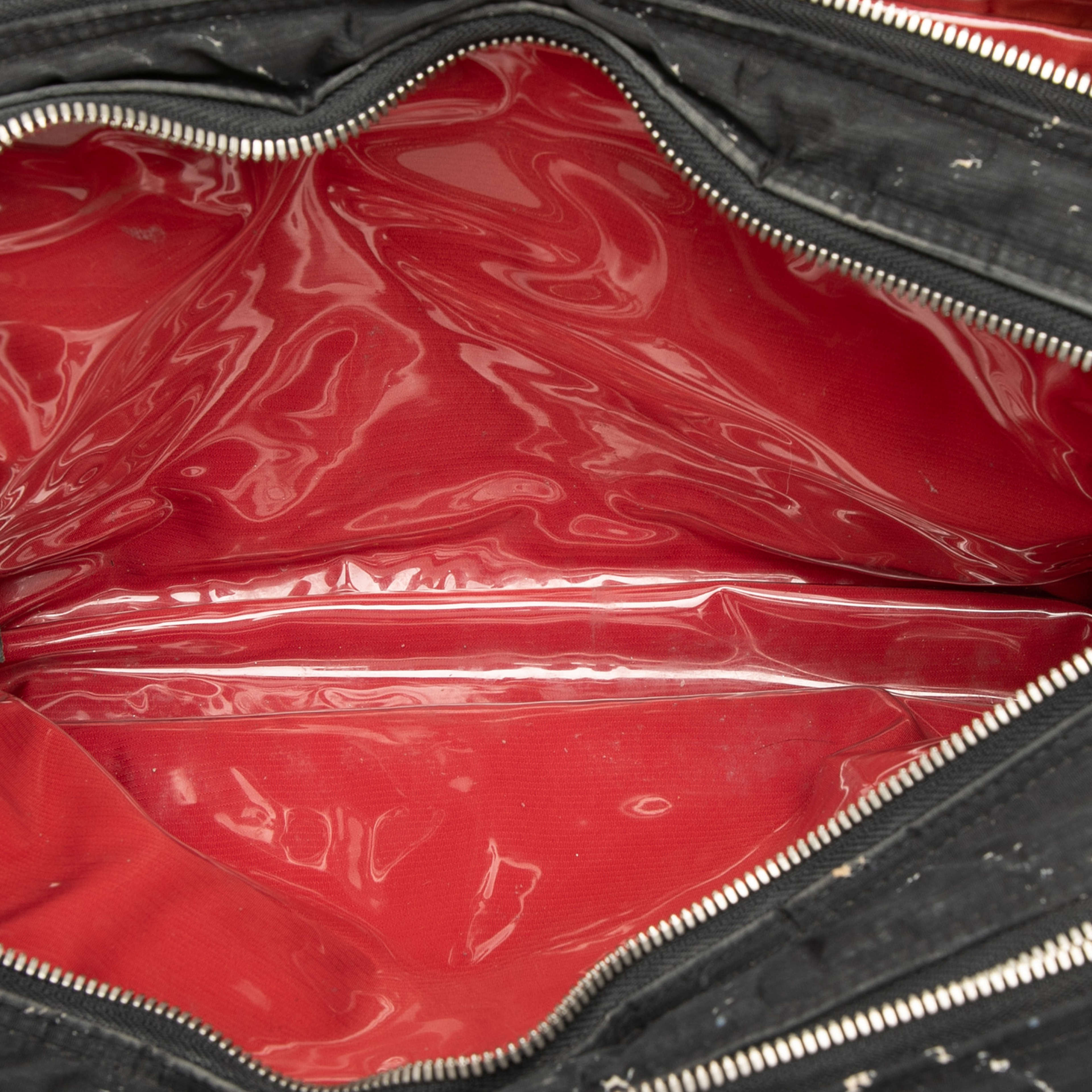 Chanel Old Travel Line Nylon Handbag, från Luxclusif, i färgen black. Klicka för att öppna bilden i stort format