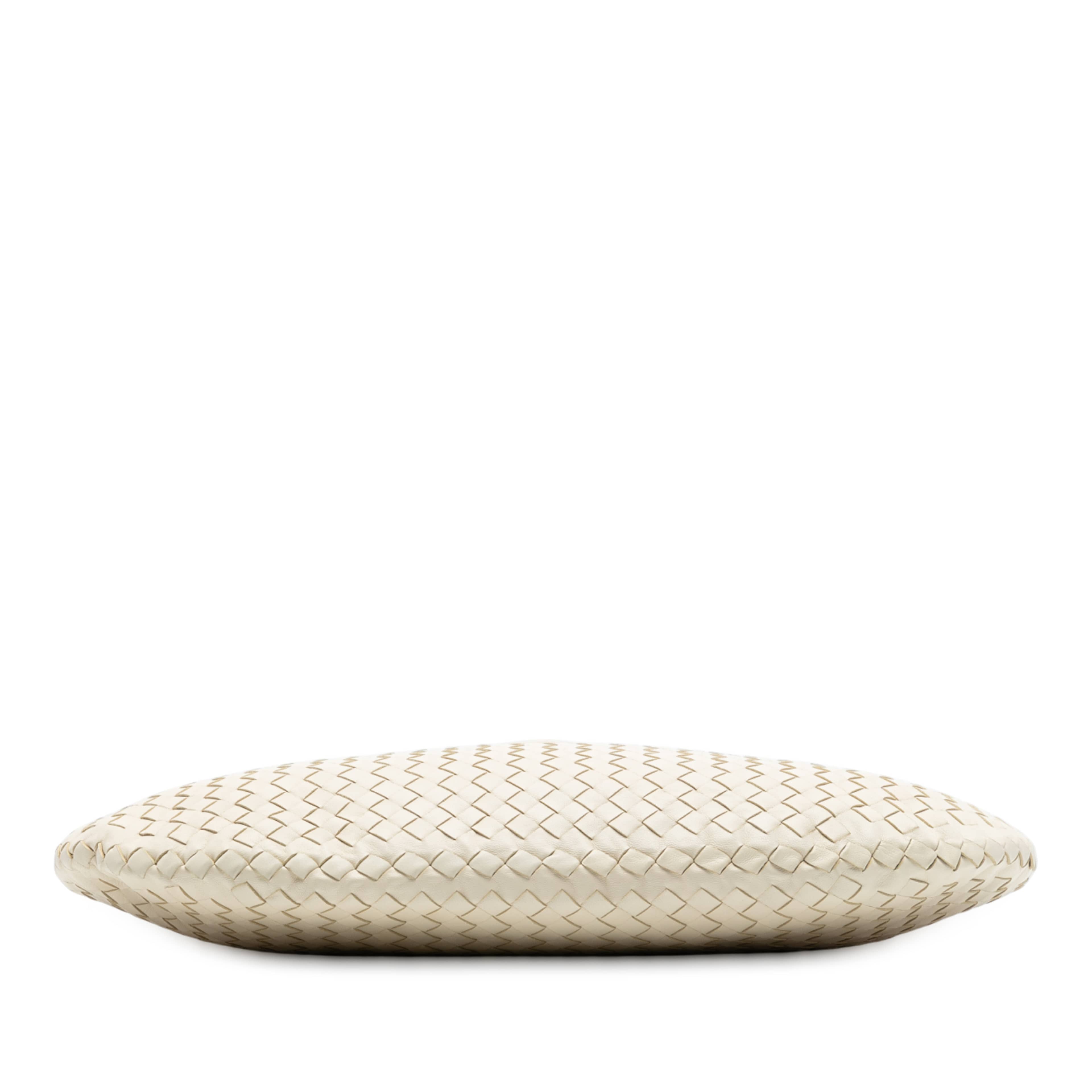 Bottega Veneta Nappa Intrecciato Tote, från Luxclusif, i färgen ivory. Klicka för att öppna bilden i stort format