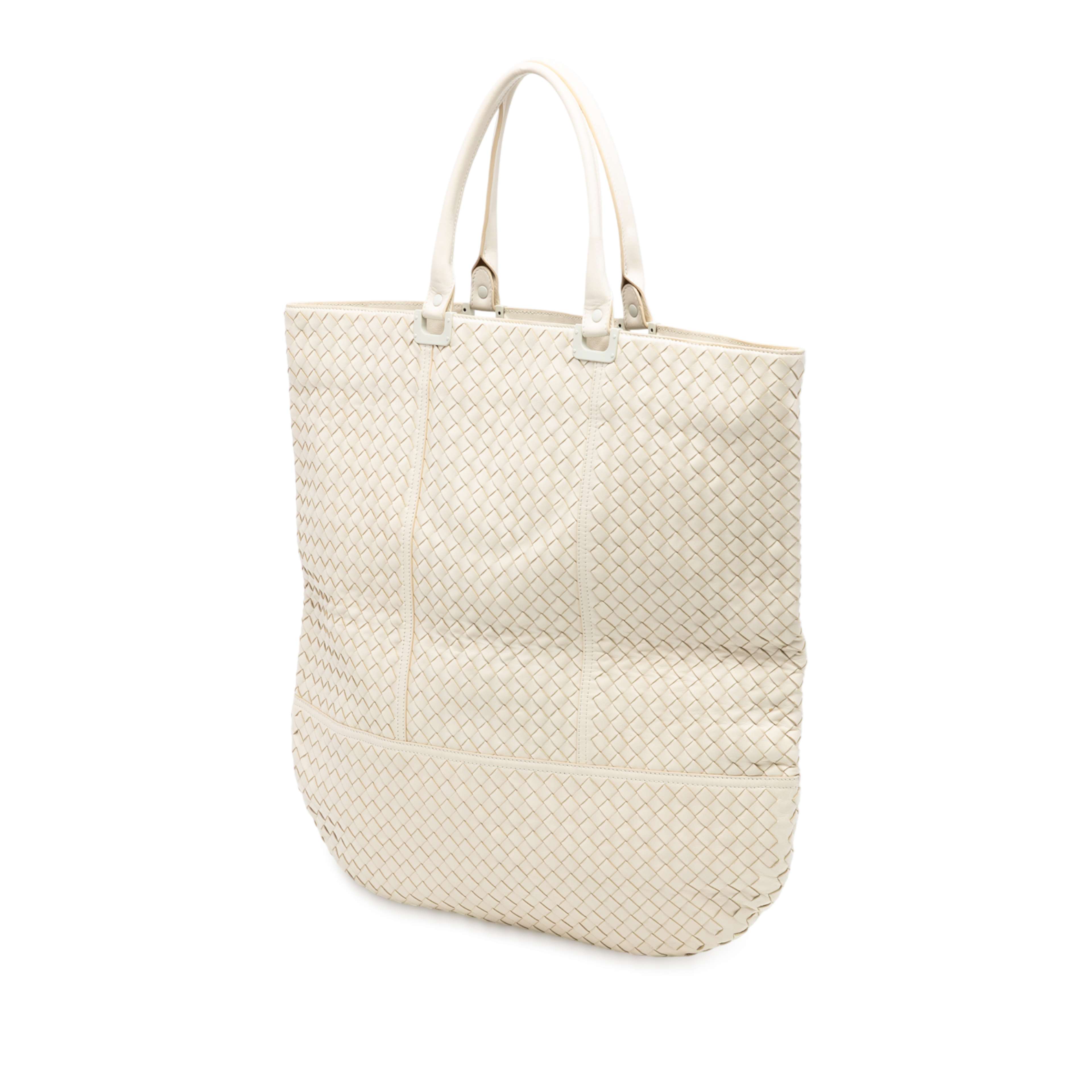 Bottega Veneta Nappa Intrecciato Tote, från Luxclusif, i färgen vit. Klicka för att öppna bilden i stort format