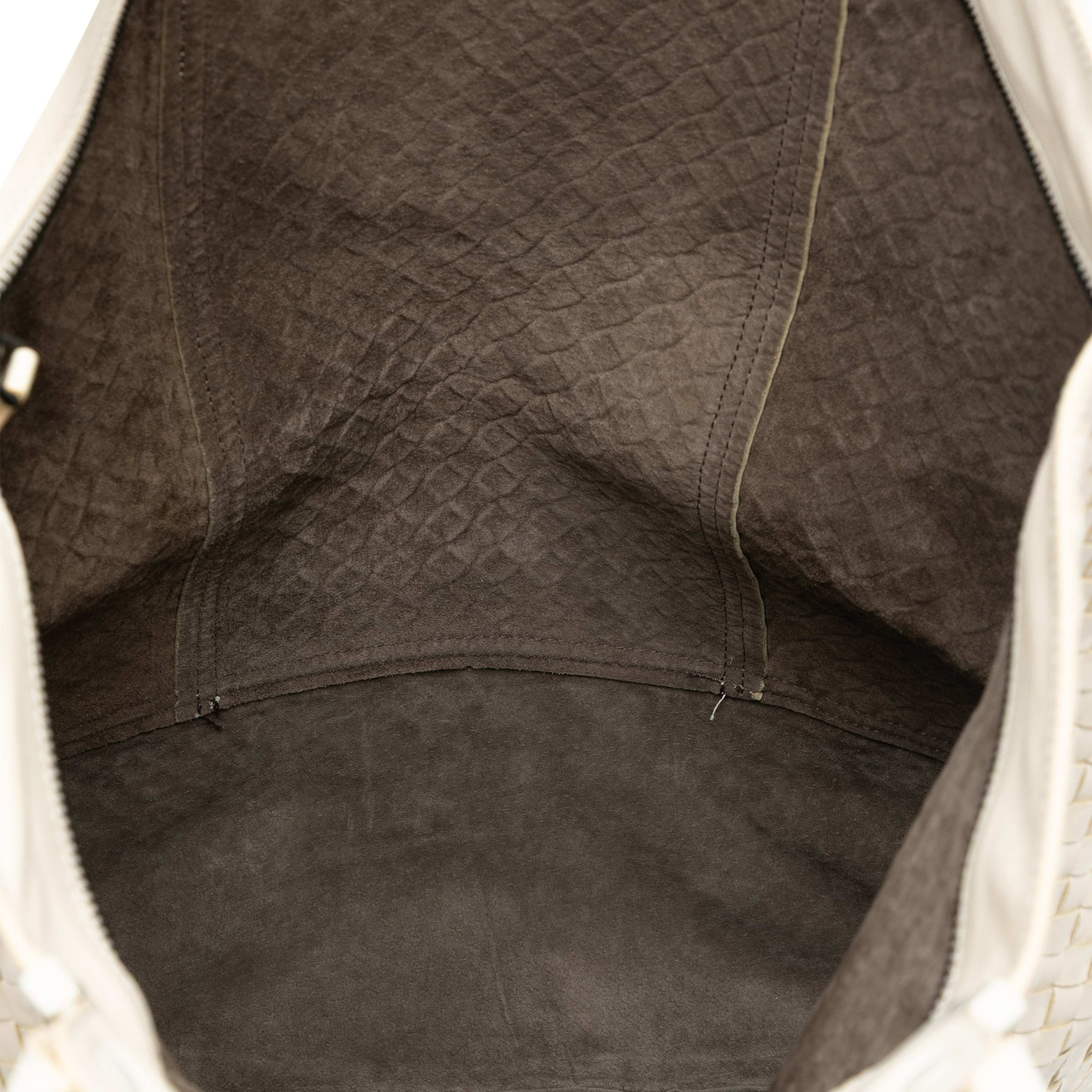 Bottega Veneta Nappa Intrecciato Tote, från Luxclusif, i färgen ivory. Klicka för att öppna bilden i stort format