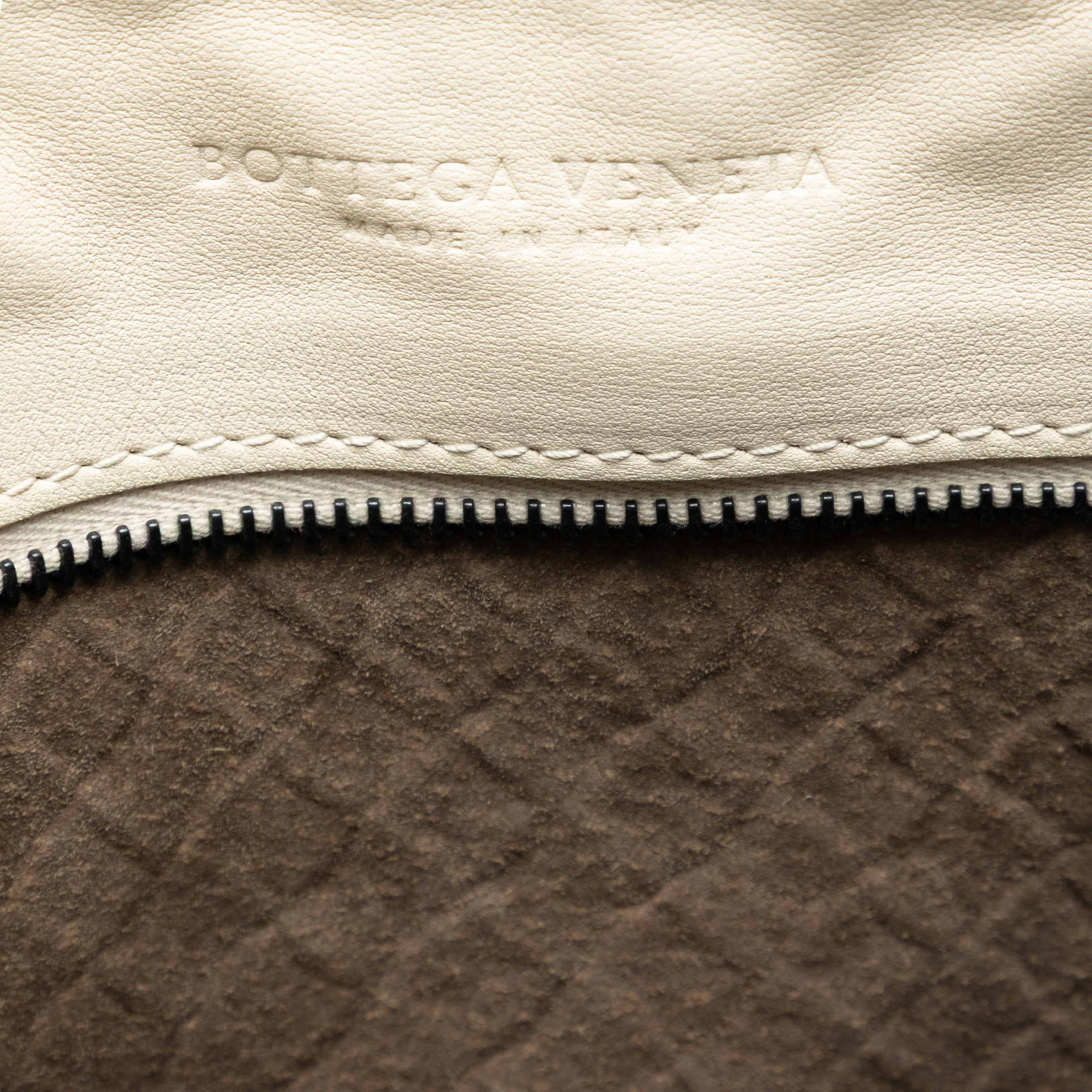 Bottega Veneta Nappa Intrecciato Tote, från Luxclusif, i färgen ivory. Klicka för att öppna bilden i stort format