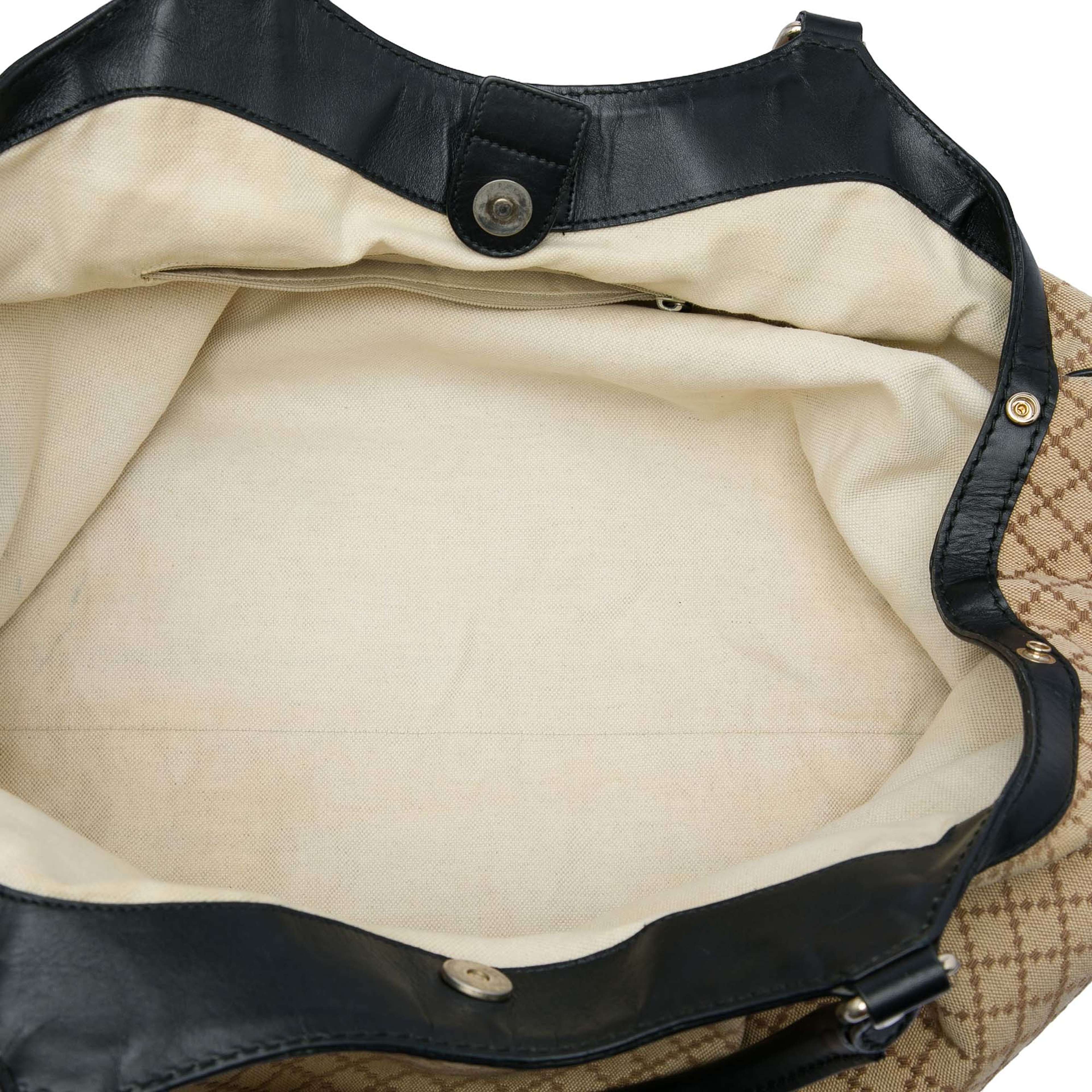 Gucci Large Diamante Canvas Sukey Tote, från Luxclusif, i färgen beige. Klicka för att öppna bilden i stort format
