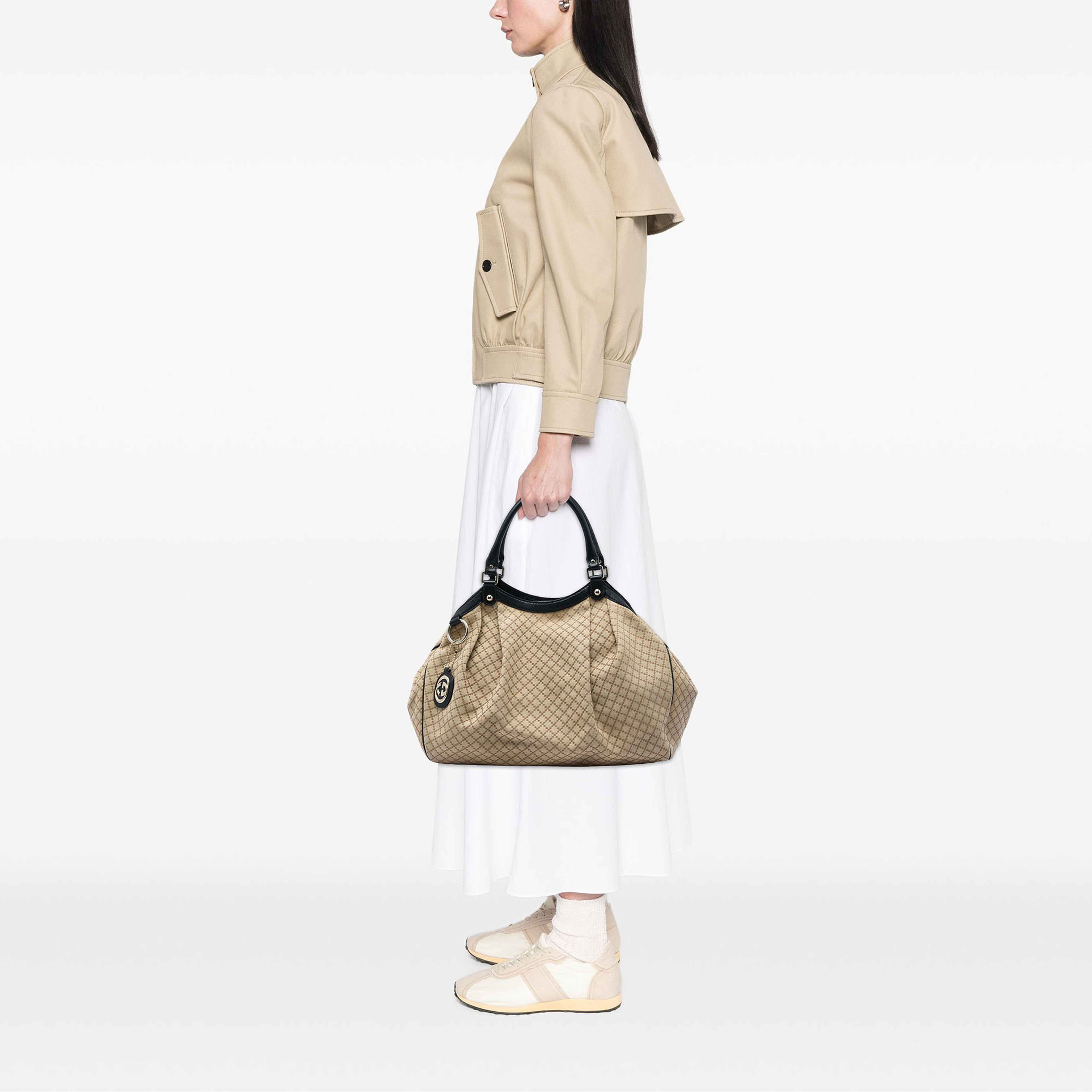 Gucci Large Diamante Canvas Sukey Tote, från Luxclusif, i färgen beige. Klicka för att öppna bilden i stort format