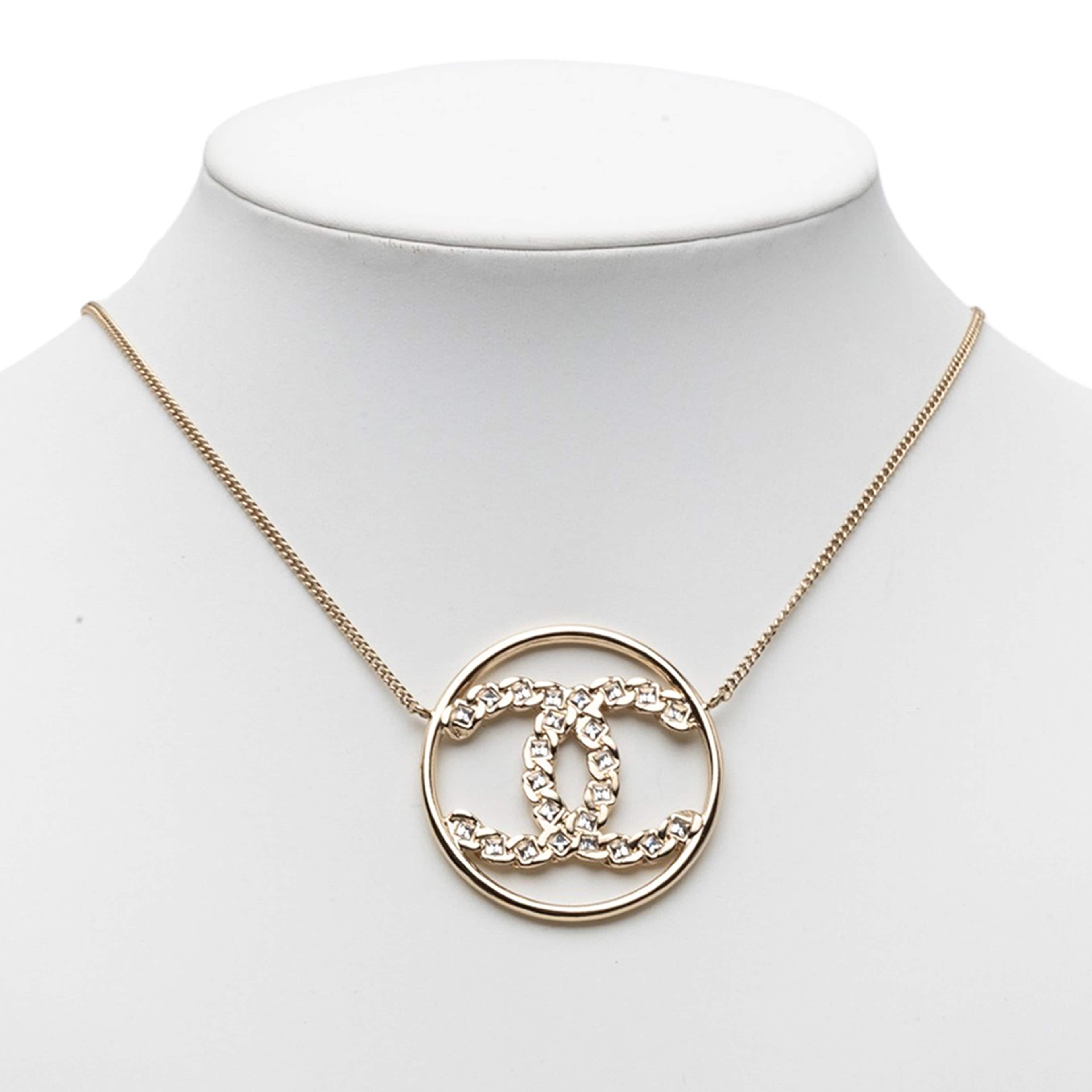 Chanel Cc Gold Plated Strass Round Pendant Necklace, från Luxclusif, i färgen gold. Klicka för att öppna bilden i stort format