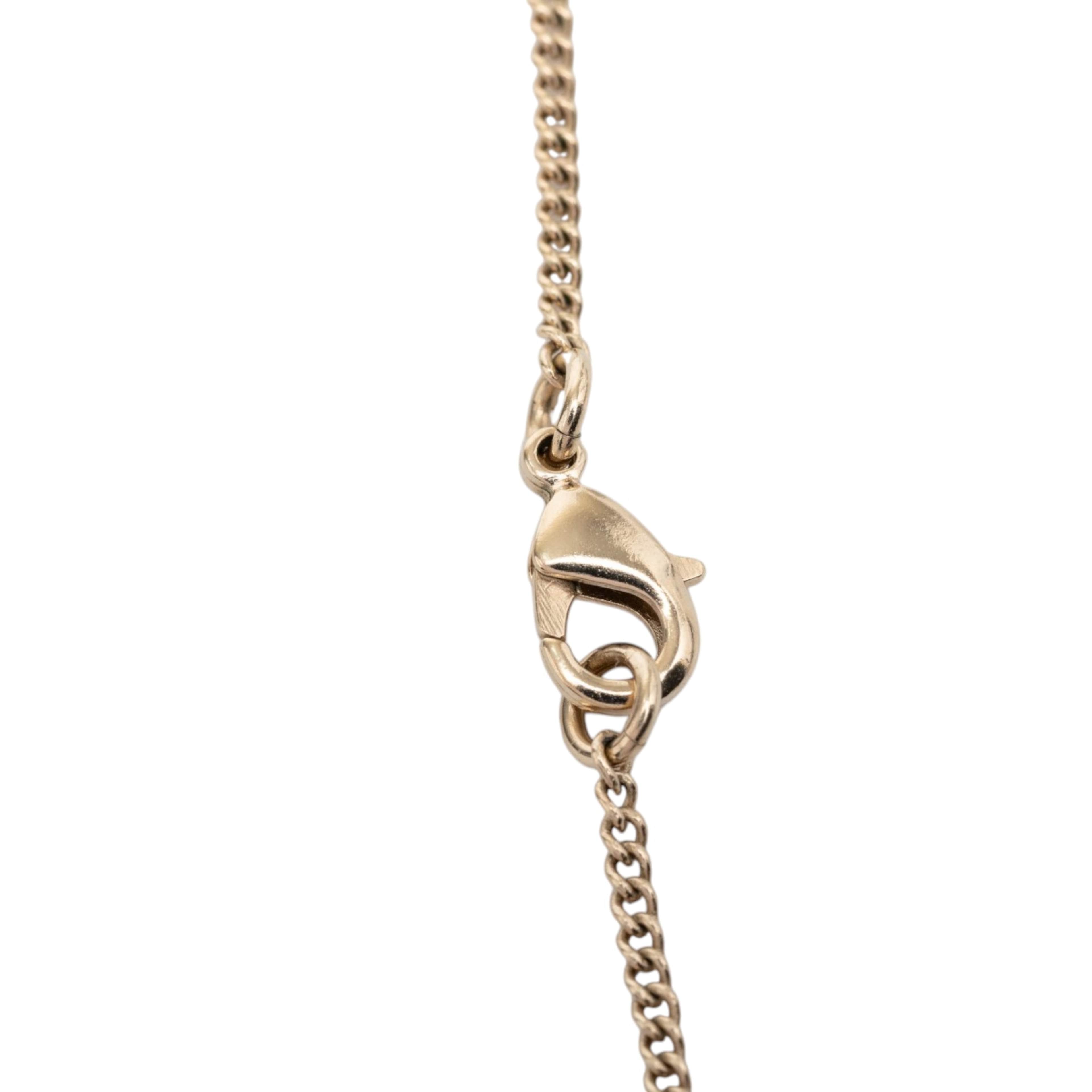 Chanel Cc Gold Plated Strass Round Pendant Necklace, från Luxclusif, i färgen guld. Klicka för att öppna bilden i stort format