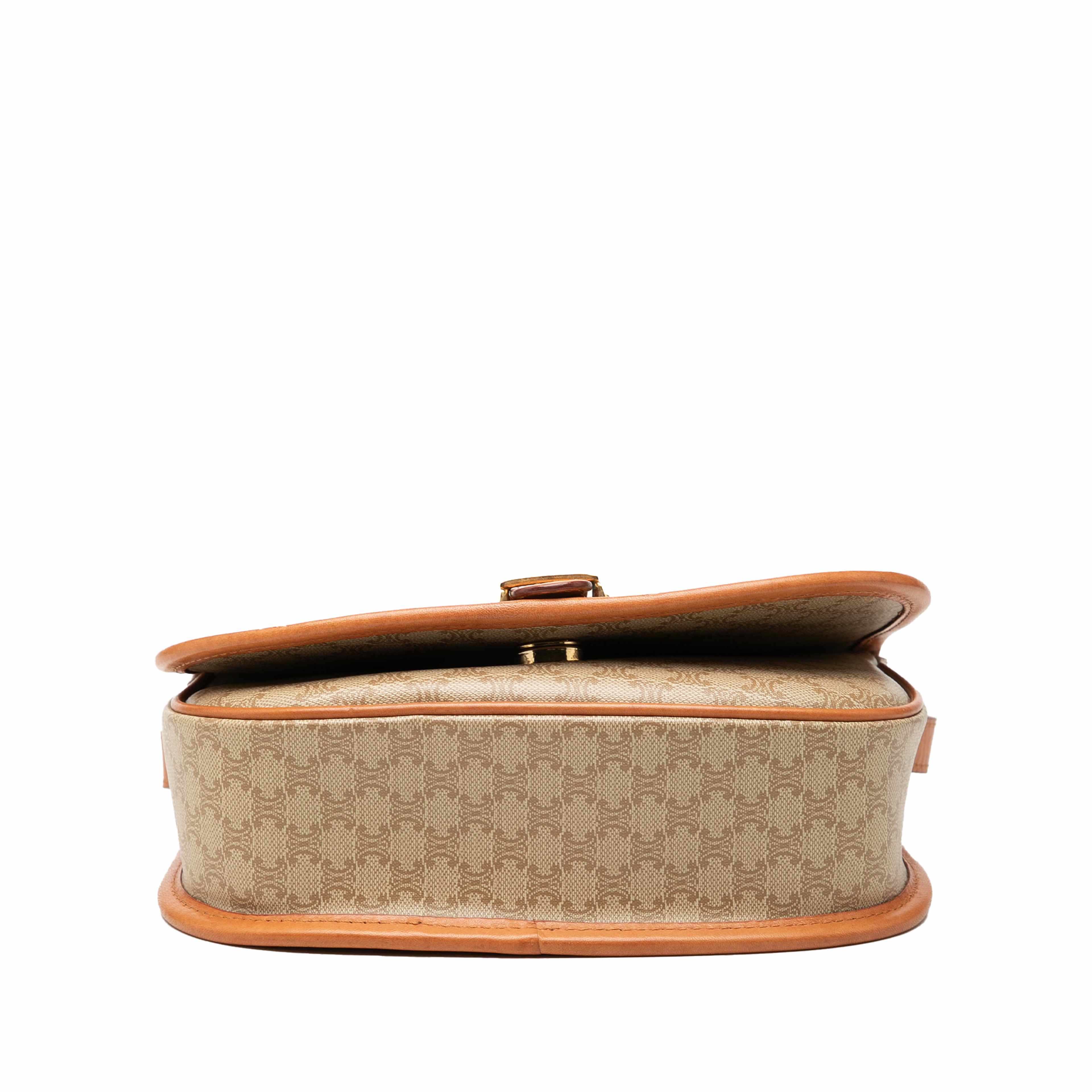 Celine Macadam Coated Canvas Crossbody, från Luxclusif, i färgen beige. Klicka för att öppna bilden i stort format