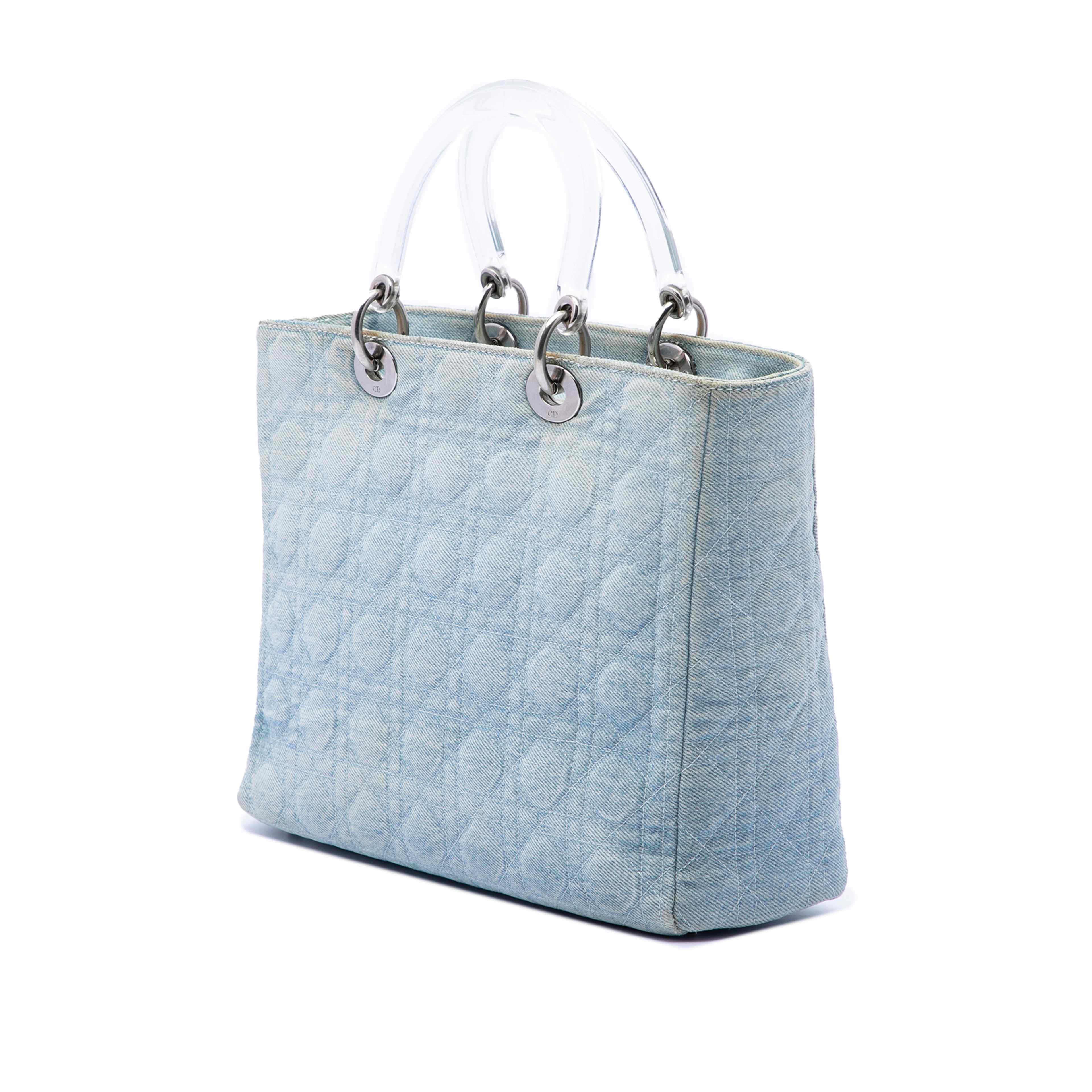 Dior Large Denim Cannage Acrylic Handles Lady Dior, från Luxclusif, i färgen light blue. Klicka för att öppna bilden i stort format