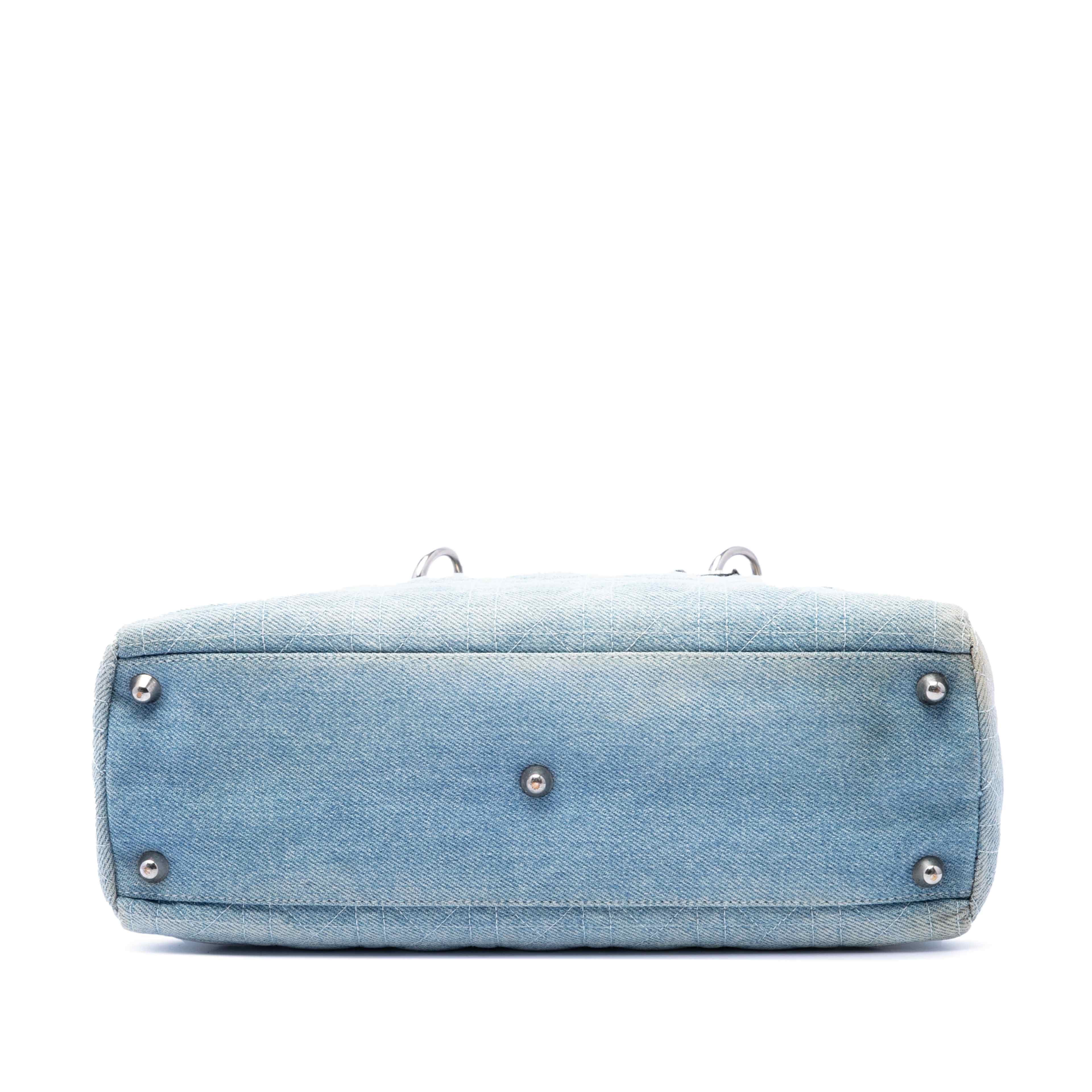 Dior Large Denim Cannage Acrylic Handles Lady Dior, från Luxclusif, i färgen light blue. Klicka för att öppna bilden i stort format