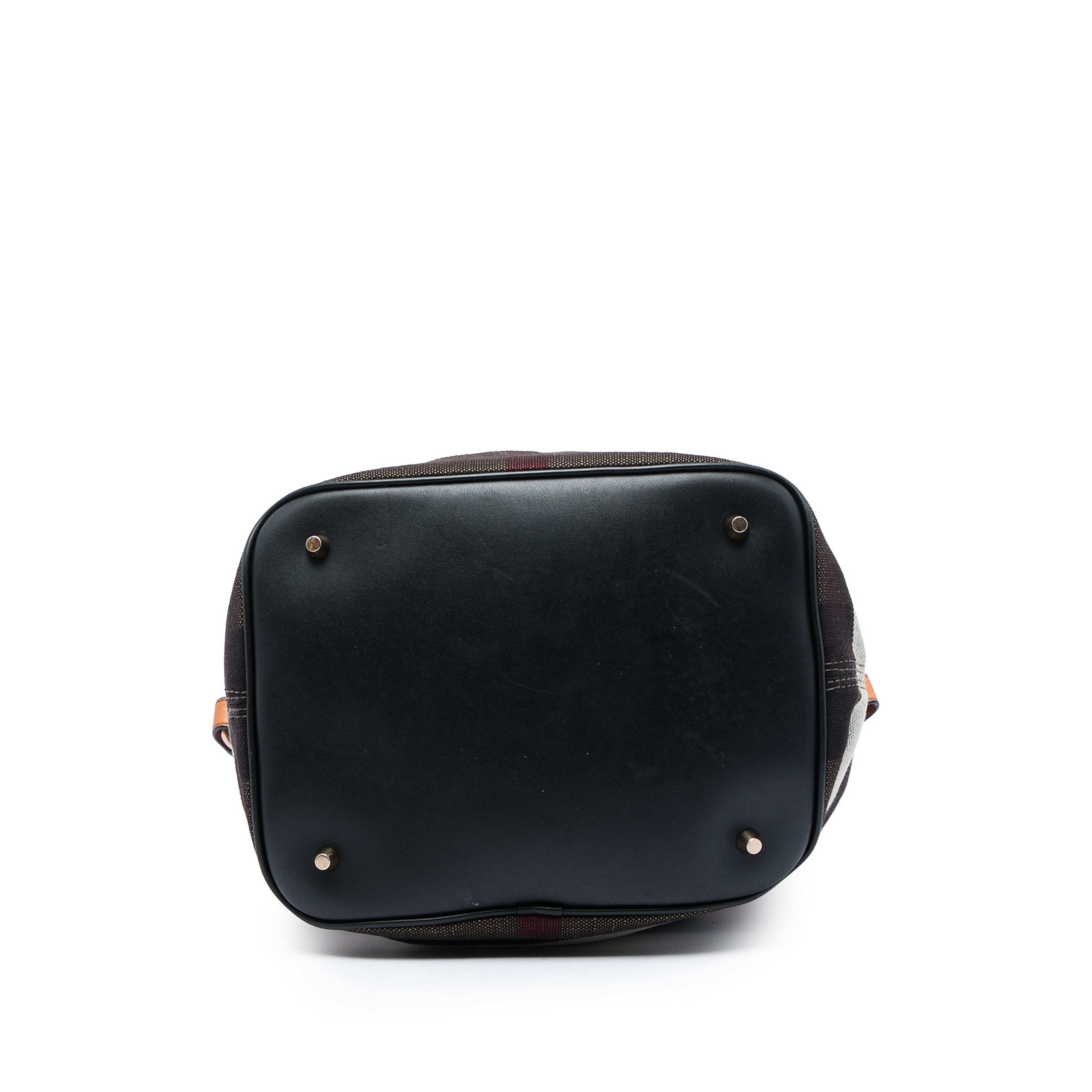 Burberry Medium Mega Check Canvas And Grained Calfskin Ashby Tassel Bucket Bag, från Luxclusif, i färgen brun. Klicka för att öppna bilden i stort format