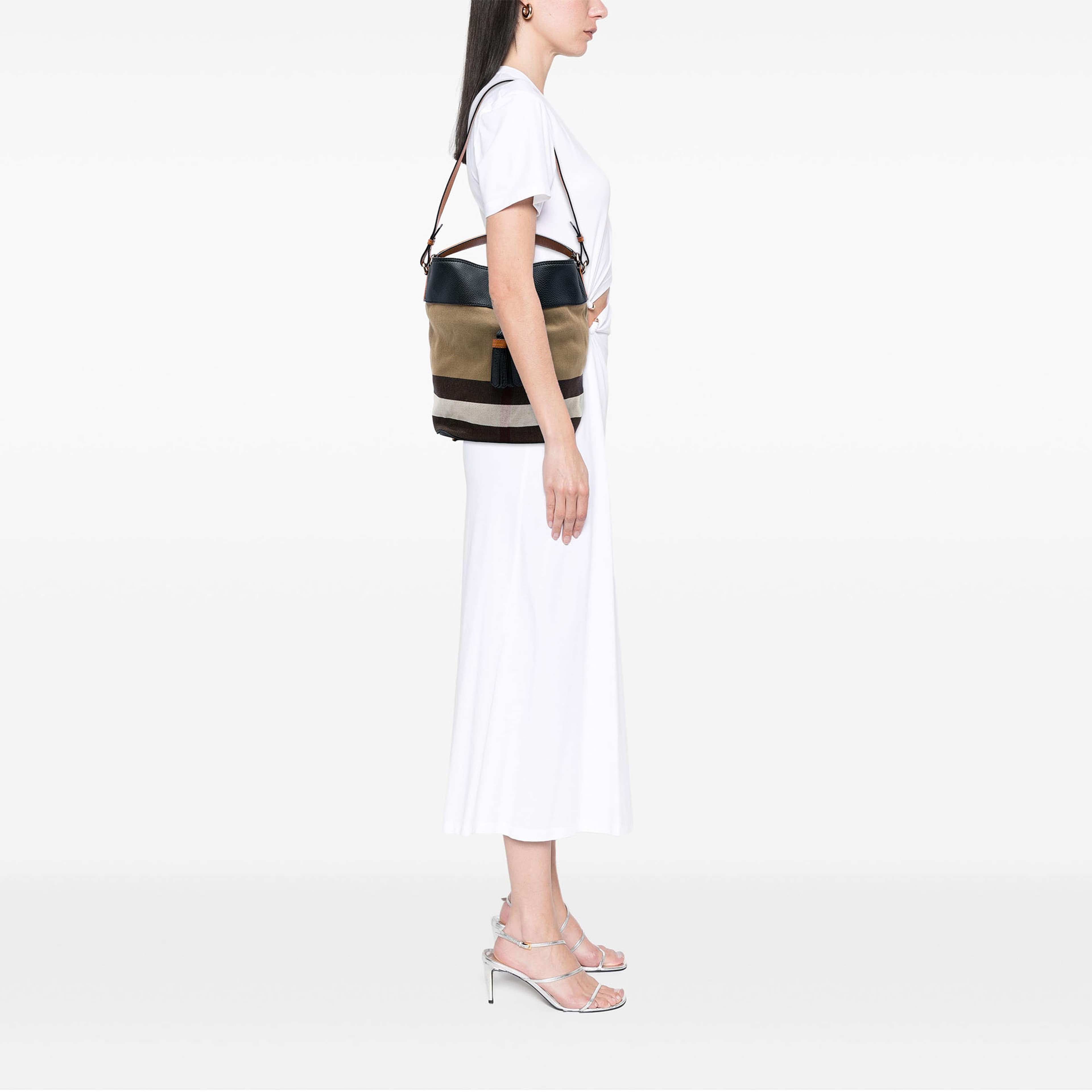 Burberry Medium Mega Check Canvas And Grained Calfskin Ashby Tassel Bucket Bag, från Luxclusif, i färgen brun. Klicka för att öppna bilden i stort format