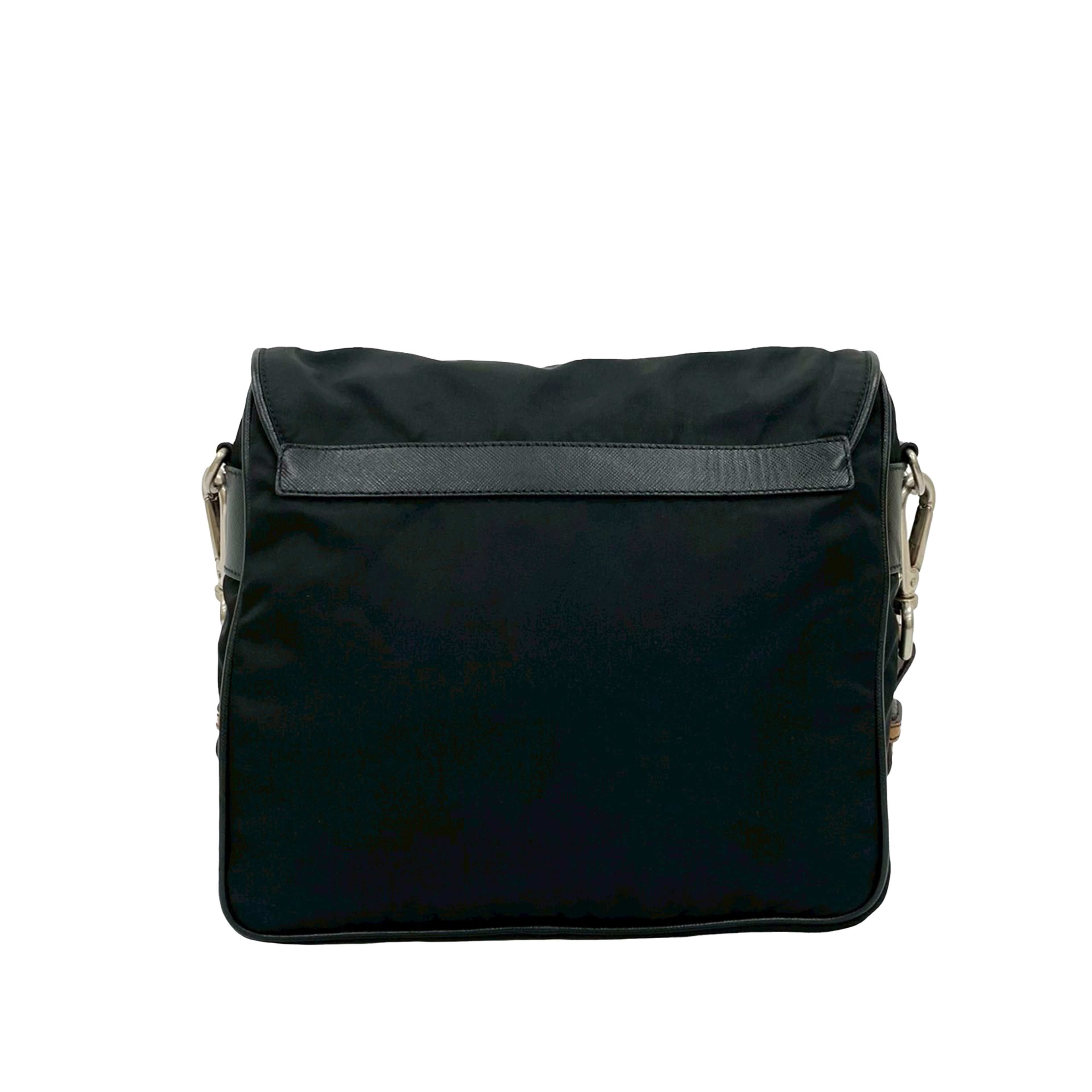 Prada Saffiano Trimmed Tessuto Shoulder Bag, från Luxclusif, i färgen svart. Klicka för att öppna bilden i stort format