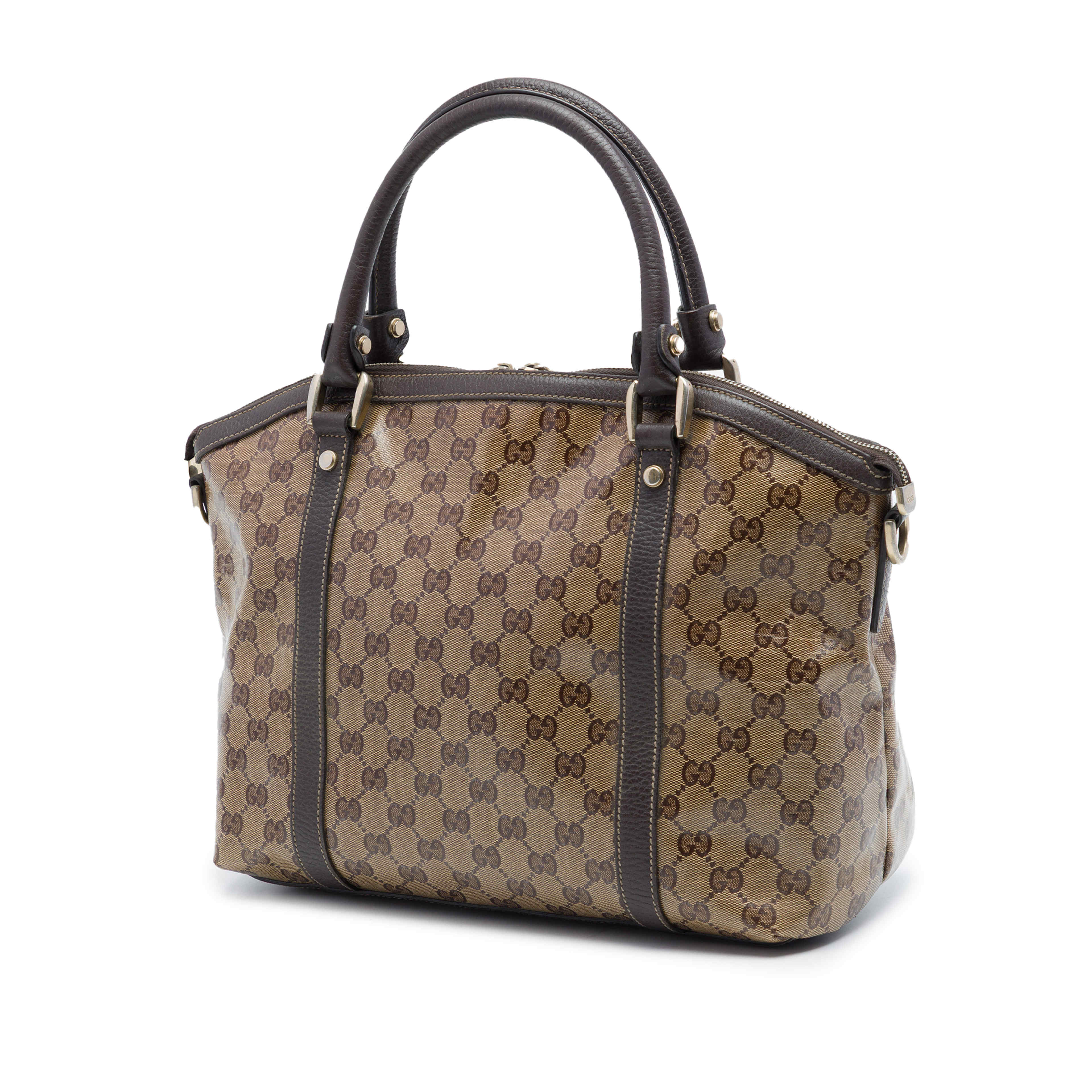Gucci Medium Gg Crystal Charm Dome Satchel, från Luxclusif, i färgen beige. Klicka för att öppna bilden i stort format