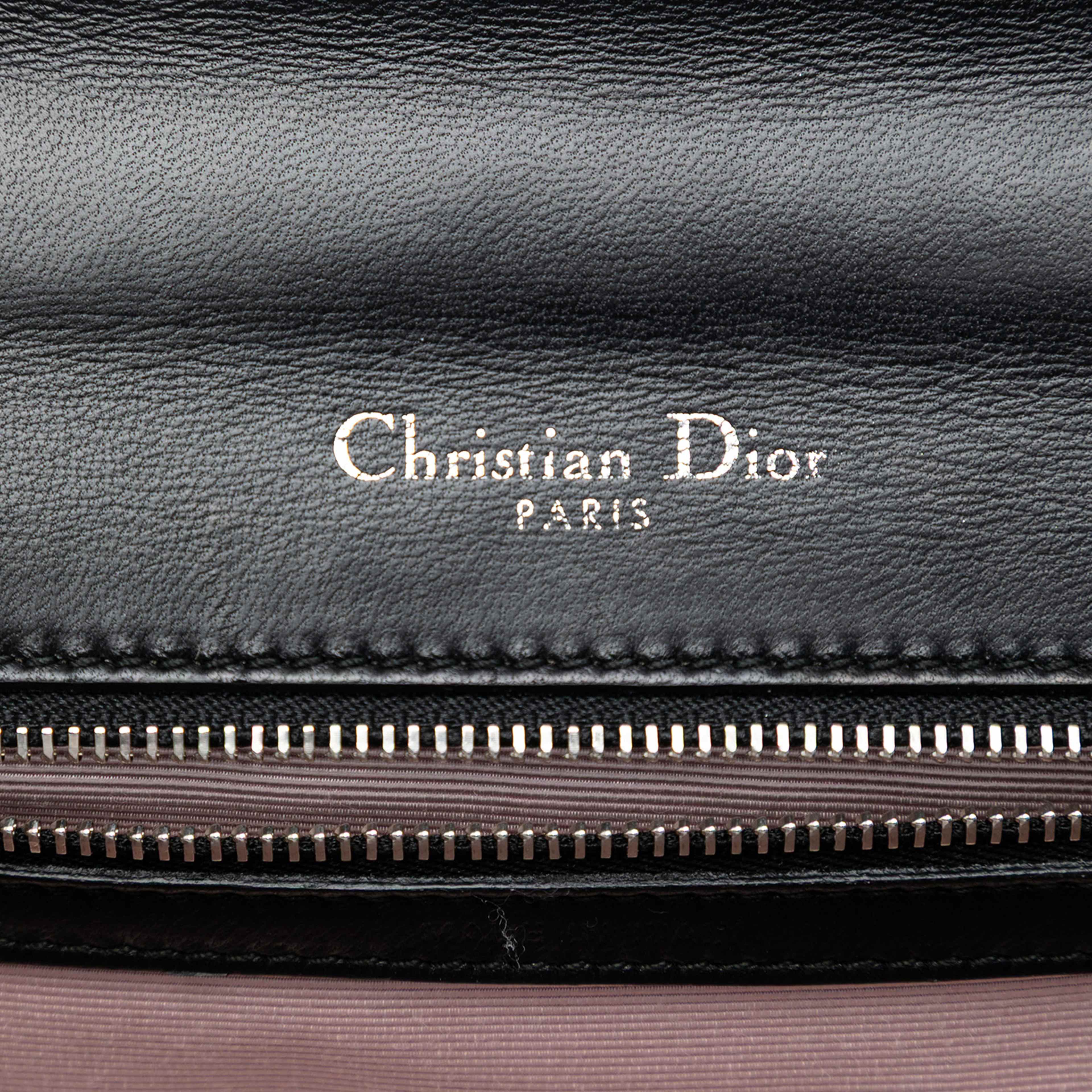 Dior Small Lambskin Diorama Flap, från Luxclusif, i färgen black. Klicka för att öppna bilden i stort format