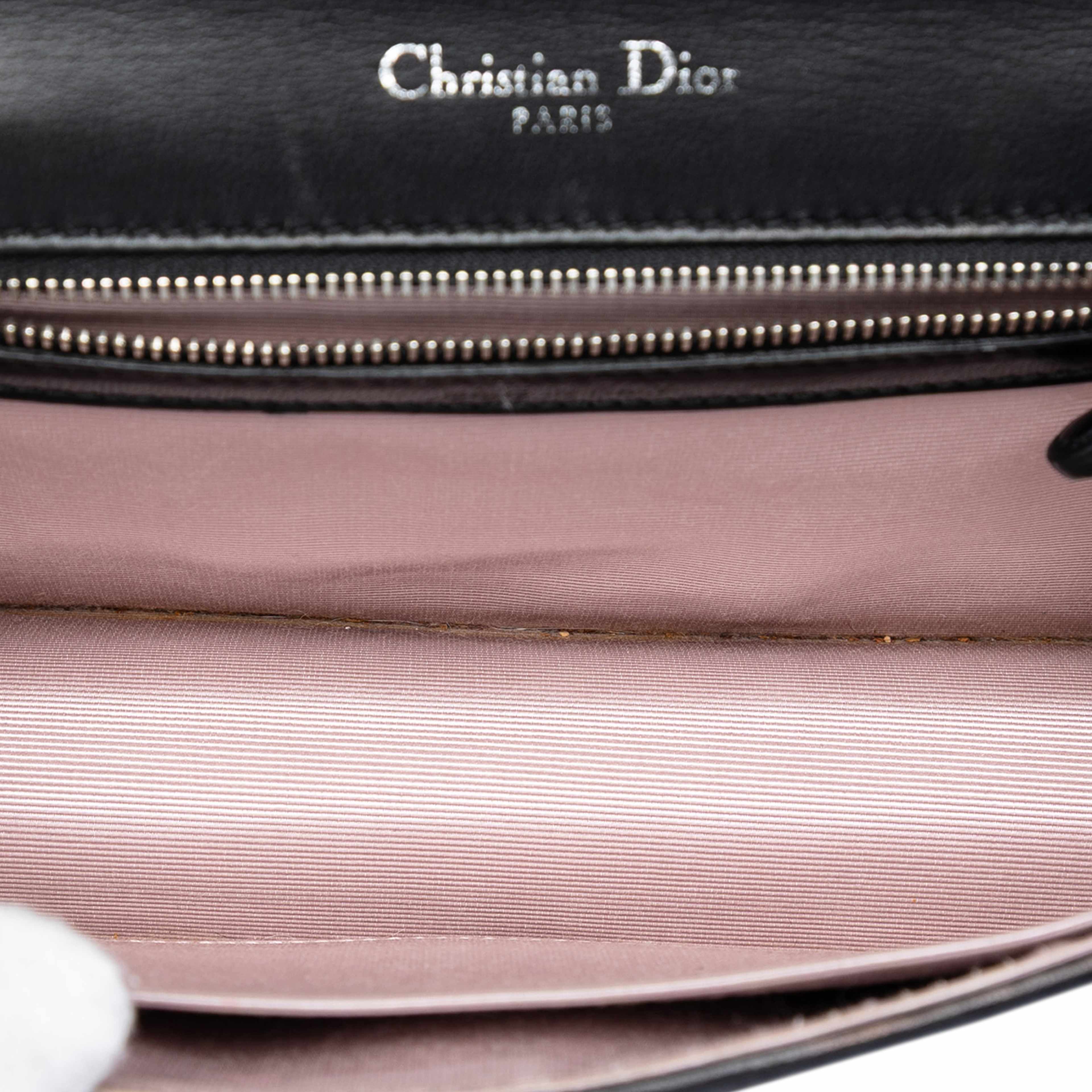 Dior Small Lambskin Diorama Flap, från Luxclusif, i färgen black. Klicka för att öppna bilden i stort format