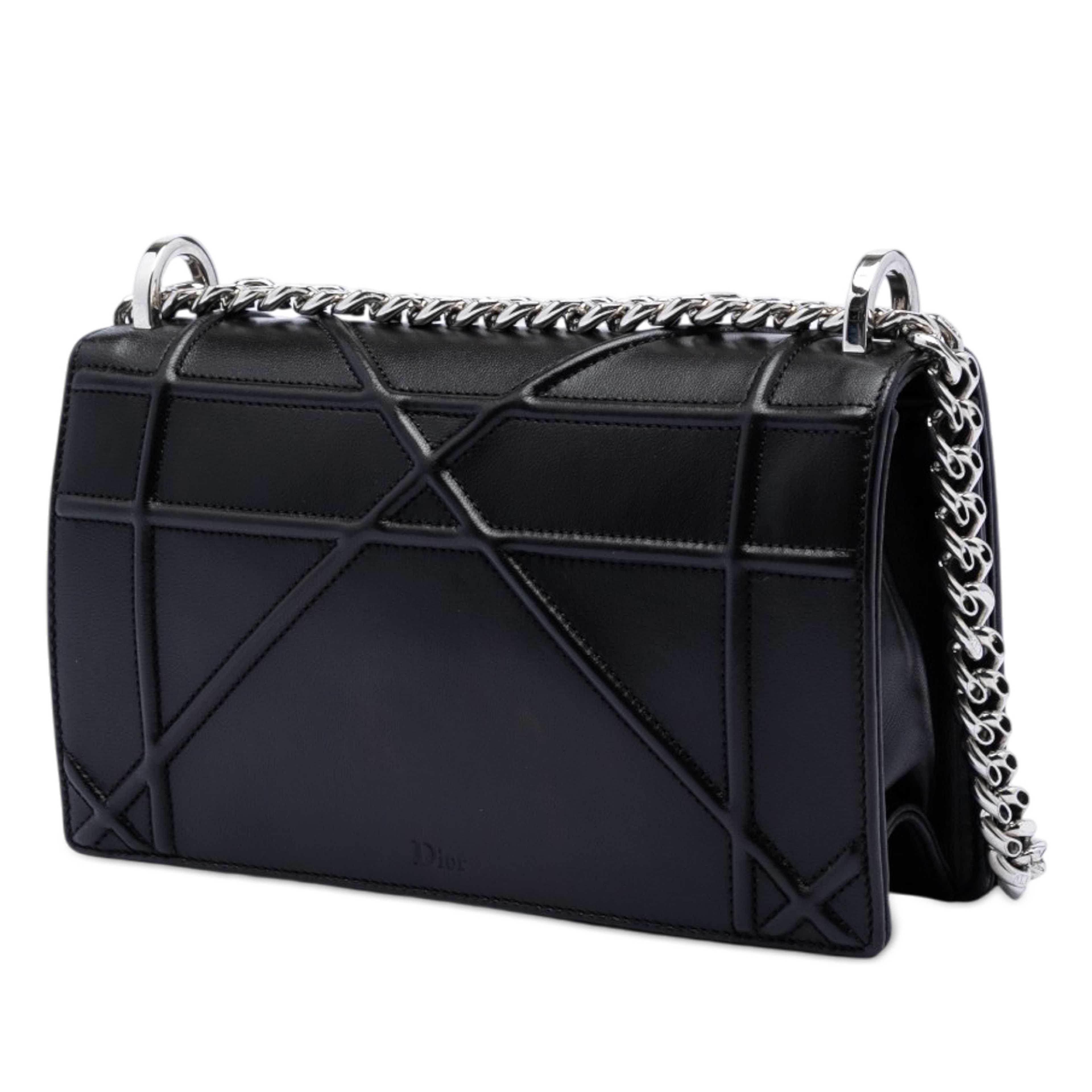 Dior Small Lambskin Diorama Flap, från Luxclusif, i färgen black. Klicka för att öppna bilden i stort format