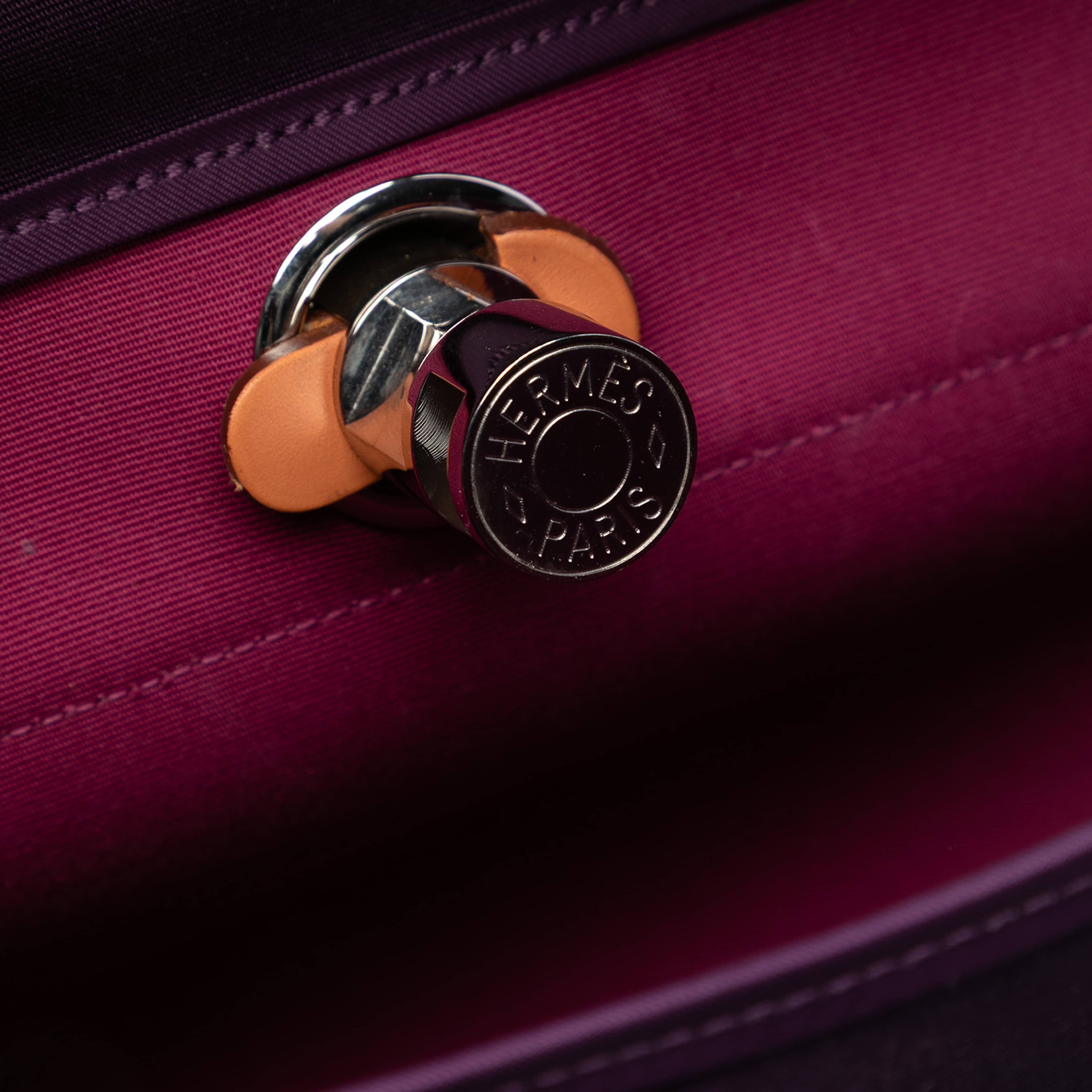 Hermès Toile Verso Herbag Zip 39, från Luxclusif, i färgen plum. Klicka för att öppna bilden i stort format