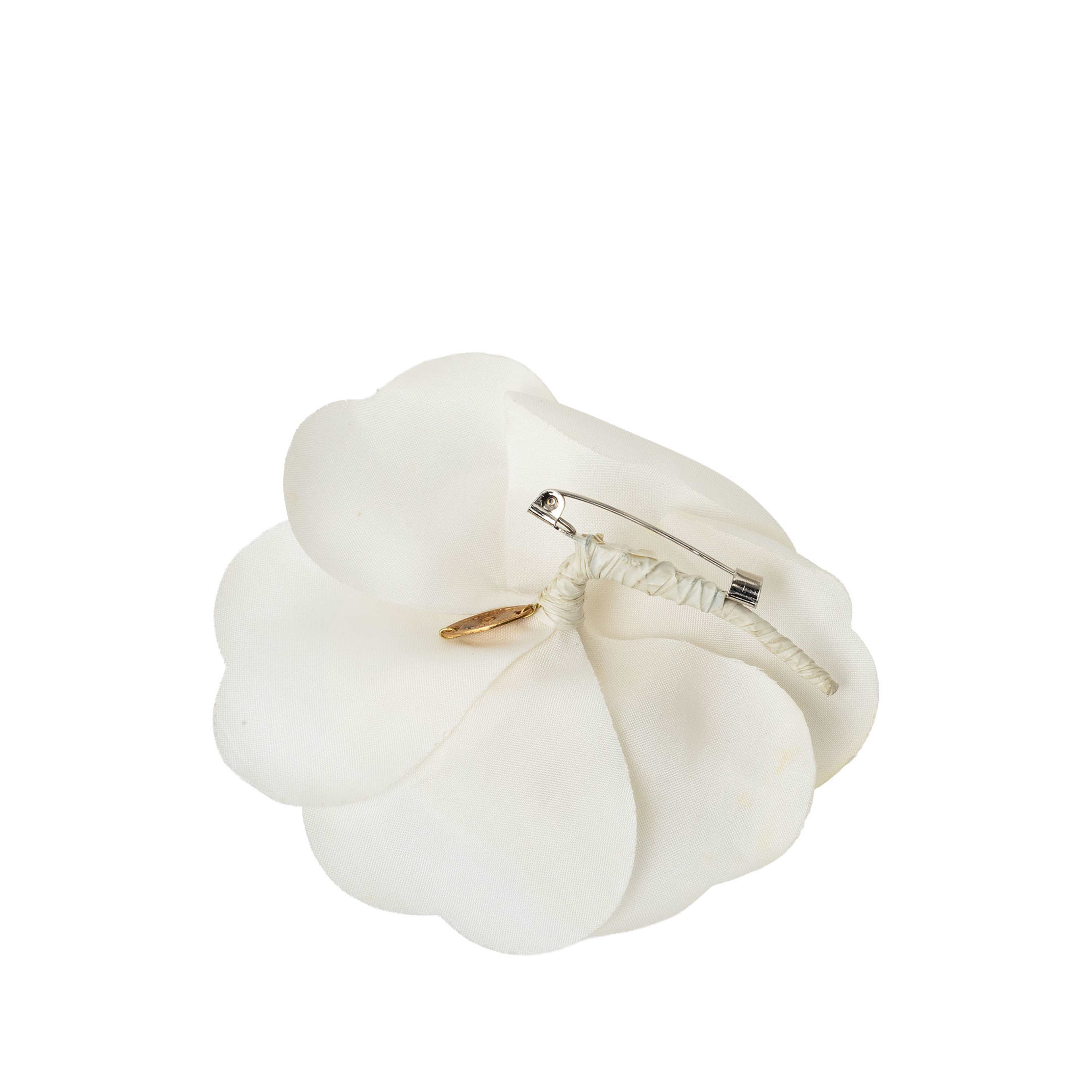 Chanel Canvas Camellia Brooch, från Luxclusif, i färgen vit. Klicka för att öppna bilden i stort format