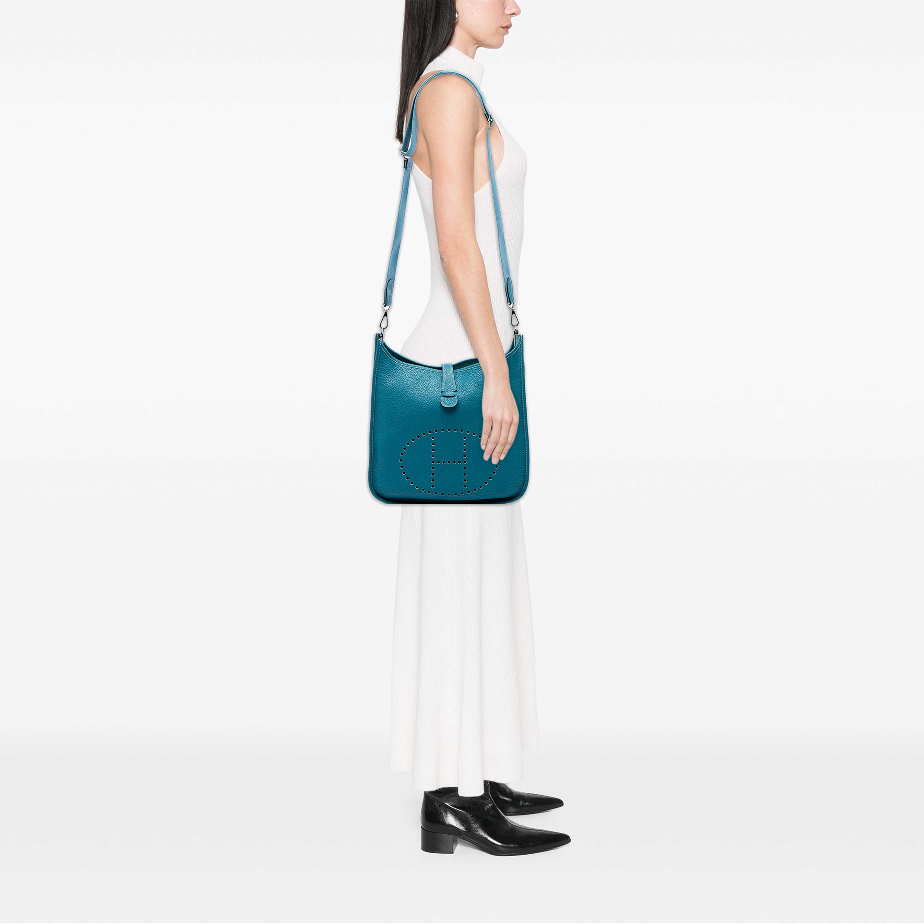 Hermès Clemence Evelyne Iii Gm, från Luxclusif, i färgen blå. Klicka för att öppna bilden i stort format