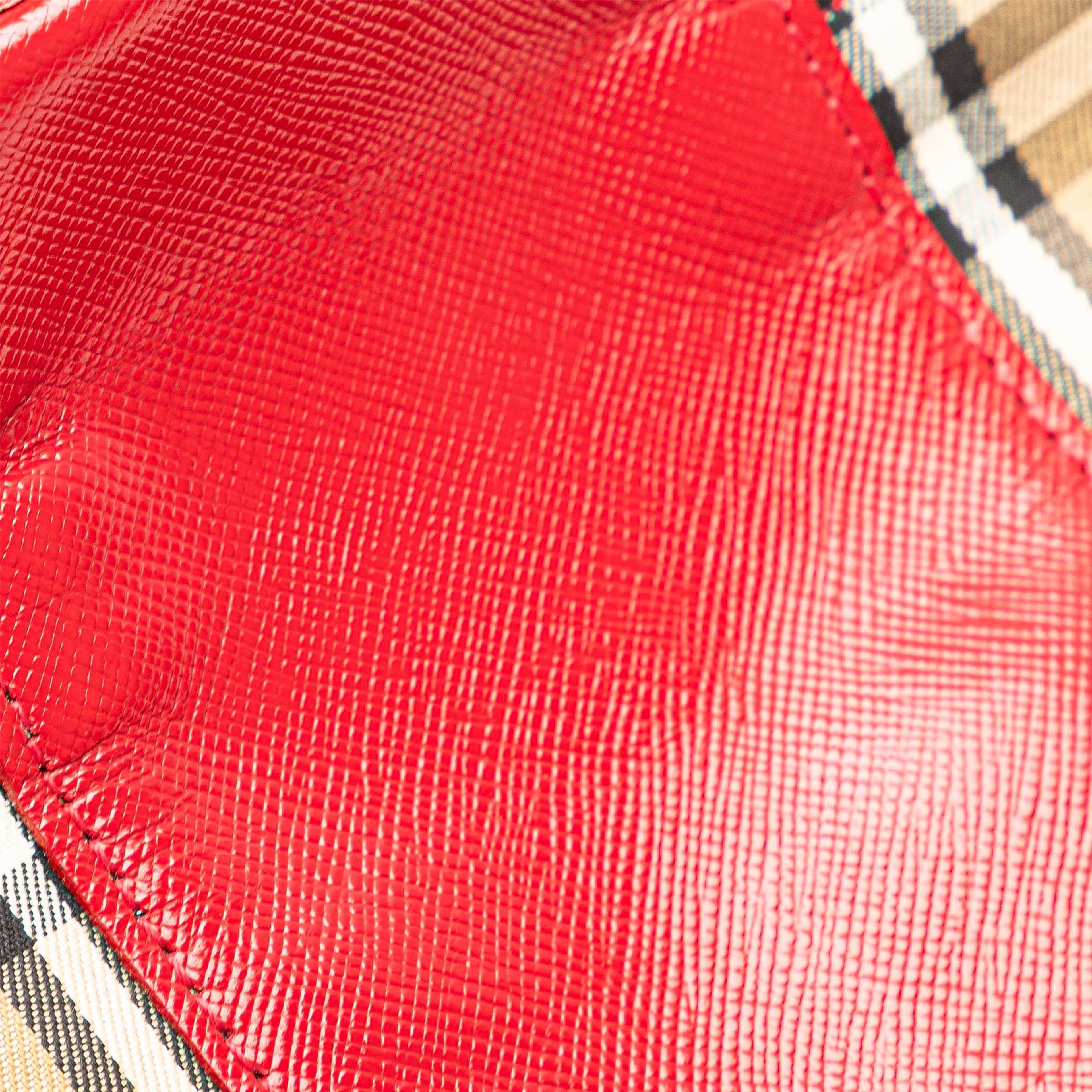 Burberry Haymarket Check Canvas Vanity Bag, från Luxclusif, i färgen beige. Klicka för att öppna bilden i stort format