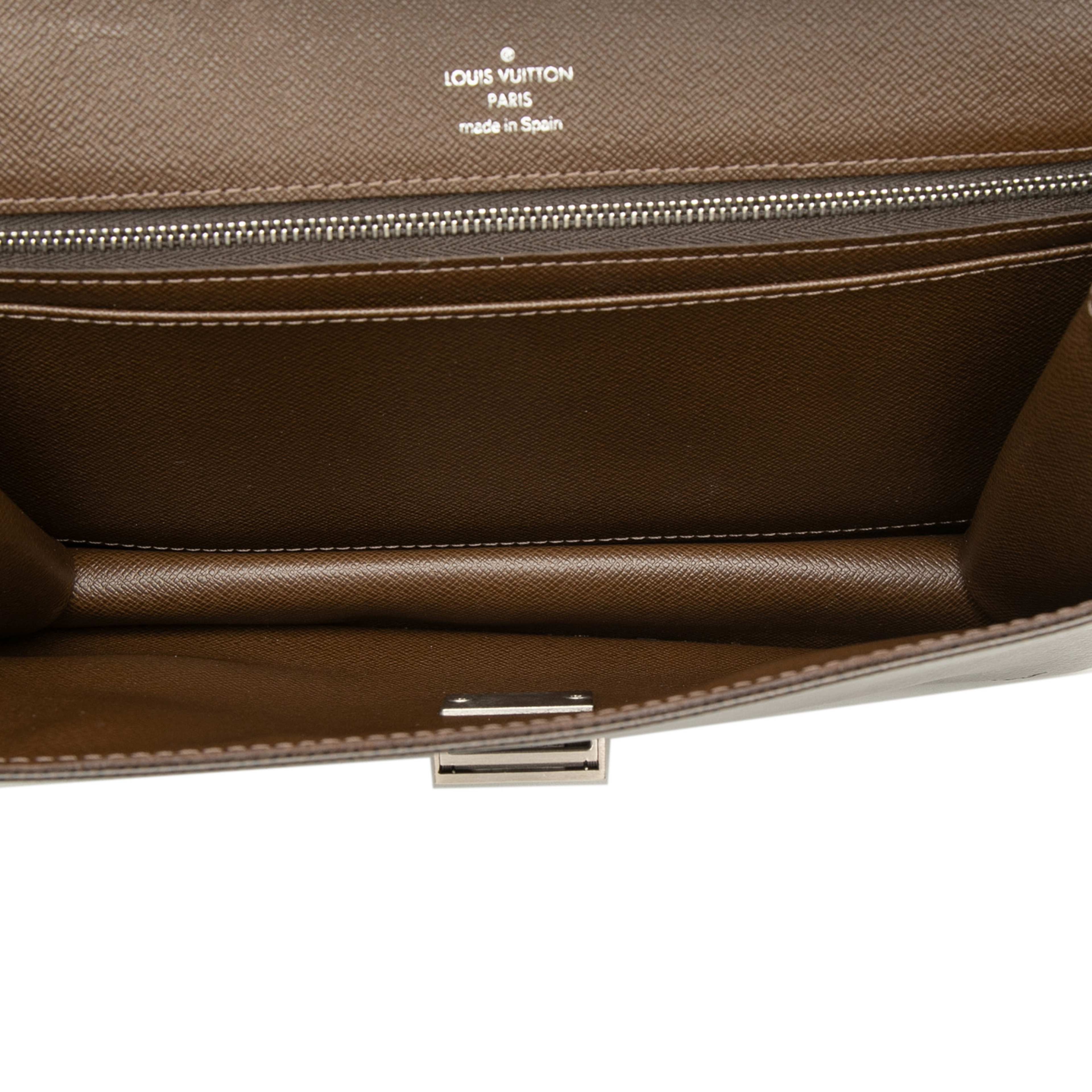 Louis Vuitton Taiga Selenga, från Luxclusif, i färgen dark brown. Klicka för att öppna bilden i stort format