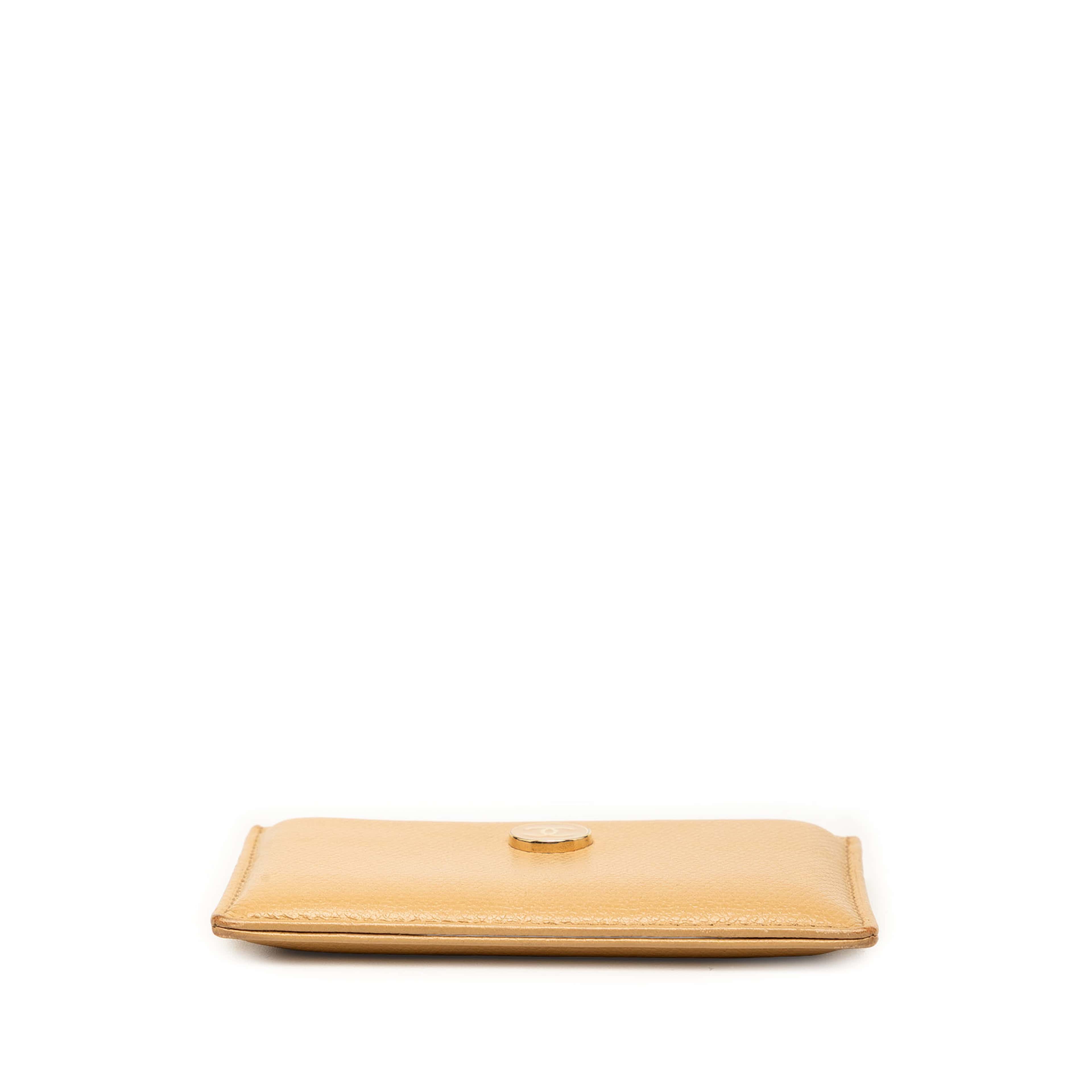 Chanel Caviar Coco Button Card Holder, från Luxclusif, i färgen beige. Klicka för att öppna bilden i stort format
