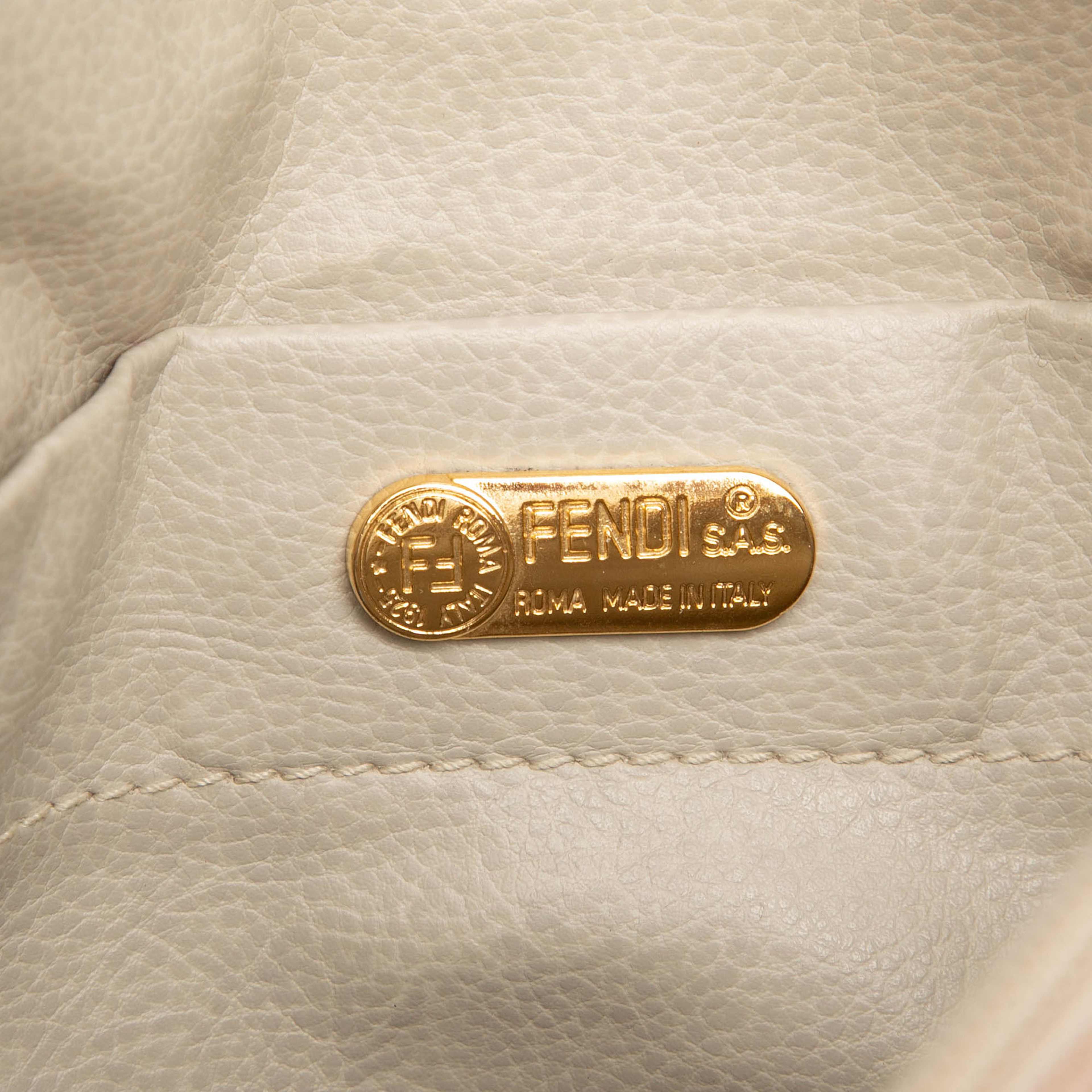 Fendi Zucca Canvas Chain Shoulder Bag, från Luxclusif, i färgen beige. Klicka för att öppna bilden i stort format