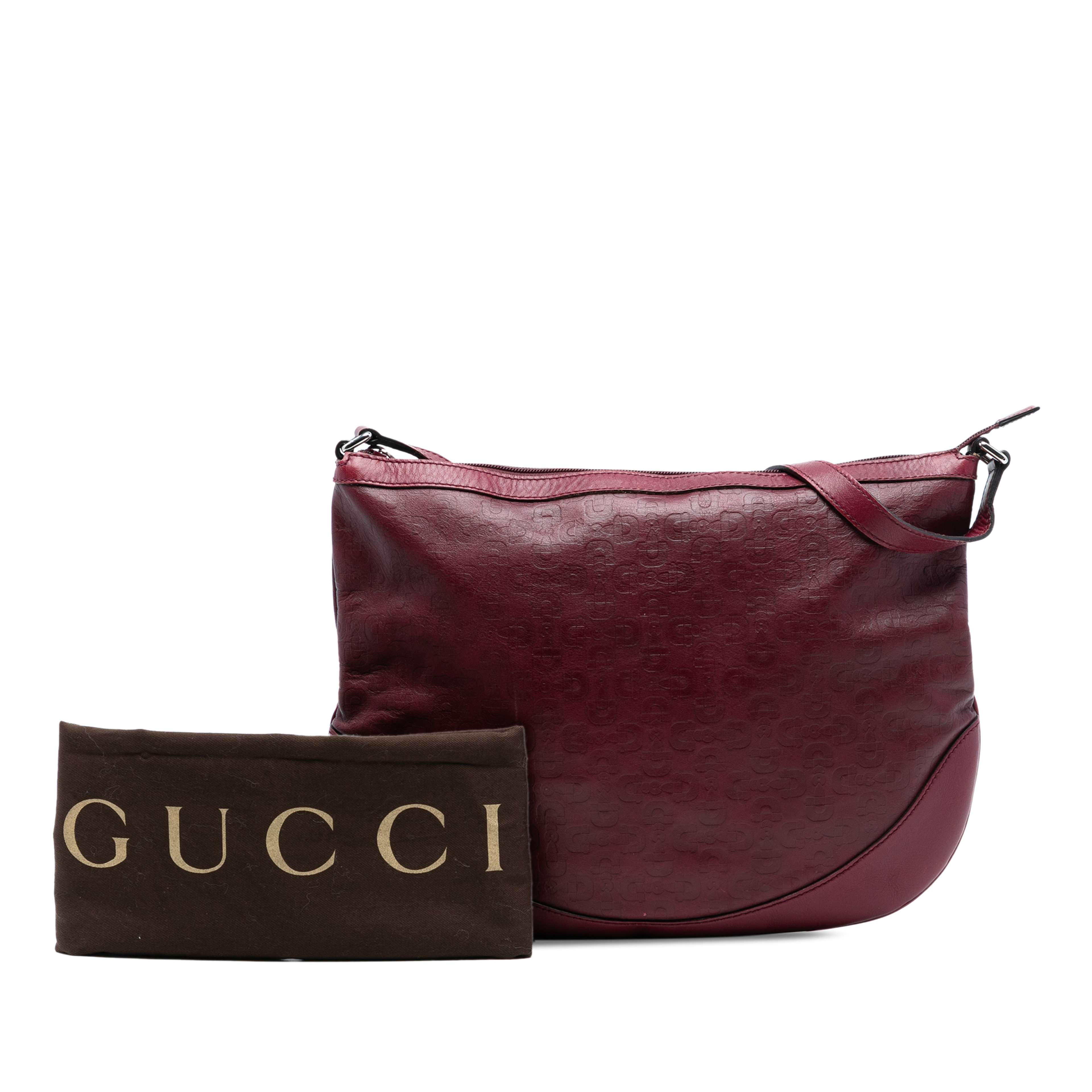 Gucci Embossed Leather Horsebit Crossbody, från Luxclusif, i färgen röd. Klicka för att öppna bilden i stort format