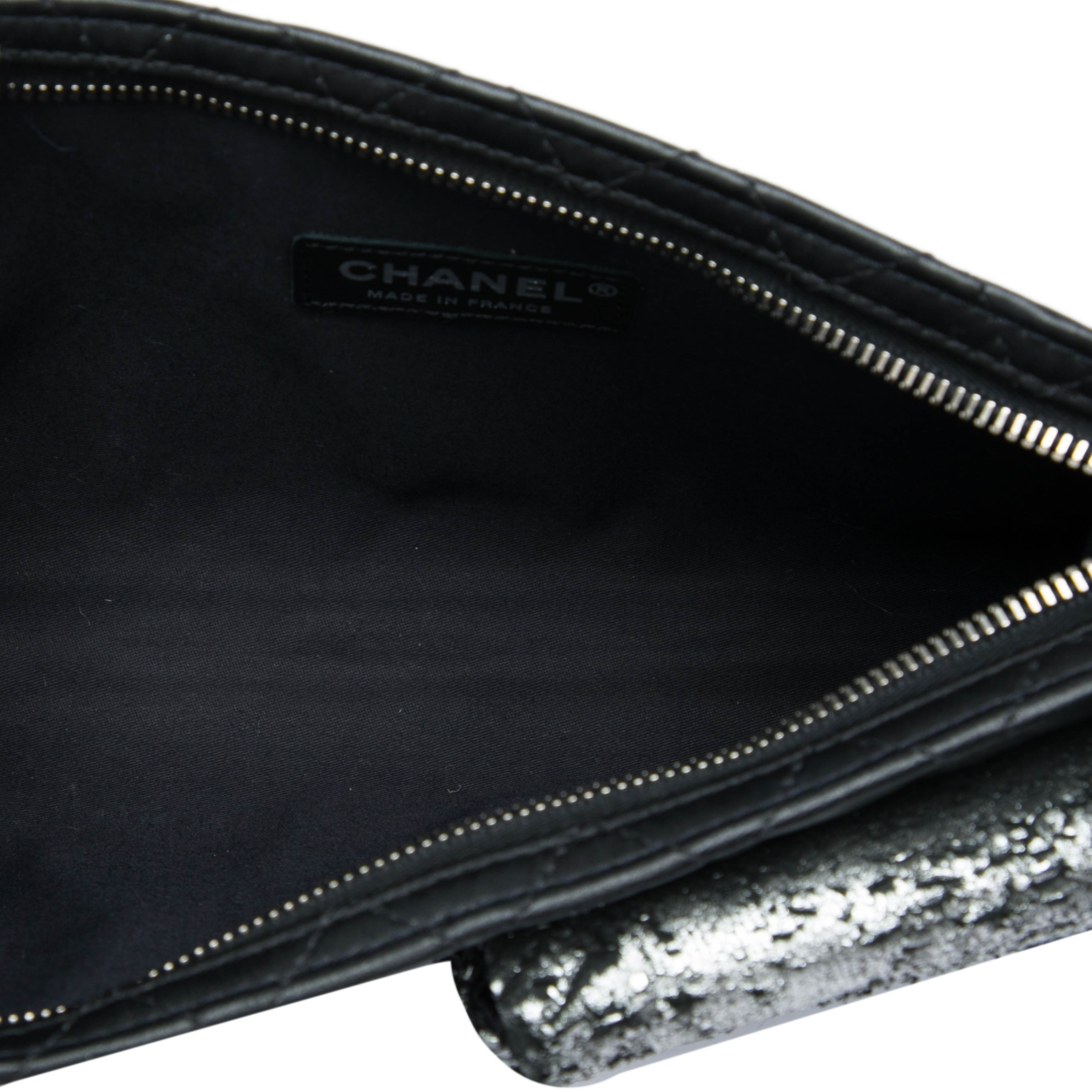 Chanel Metallic And Quilted Lambskin Mineral Nights Pochette Wristlet, från Luxclusif, i färgen svart. Klicka för att öppna bilden i stort format