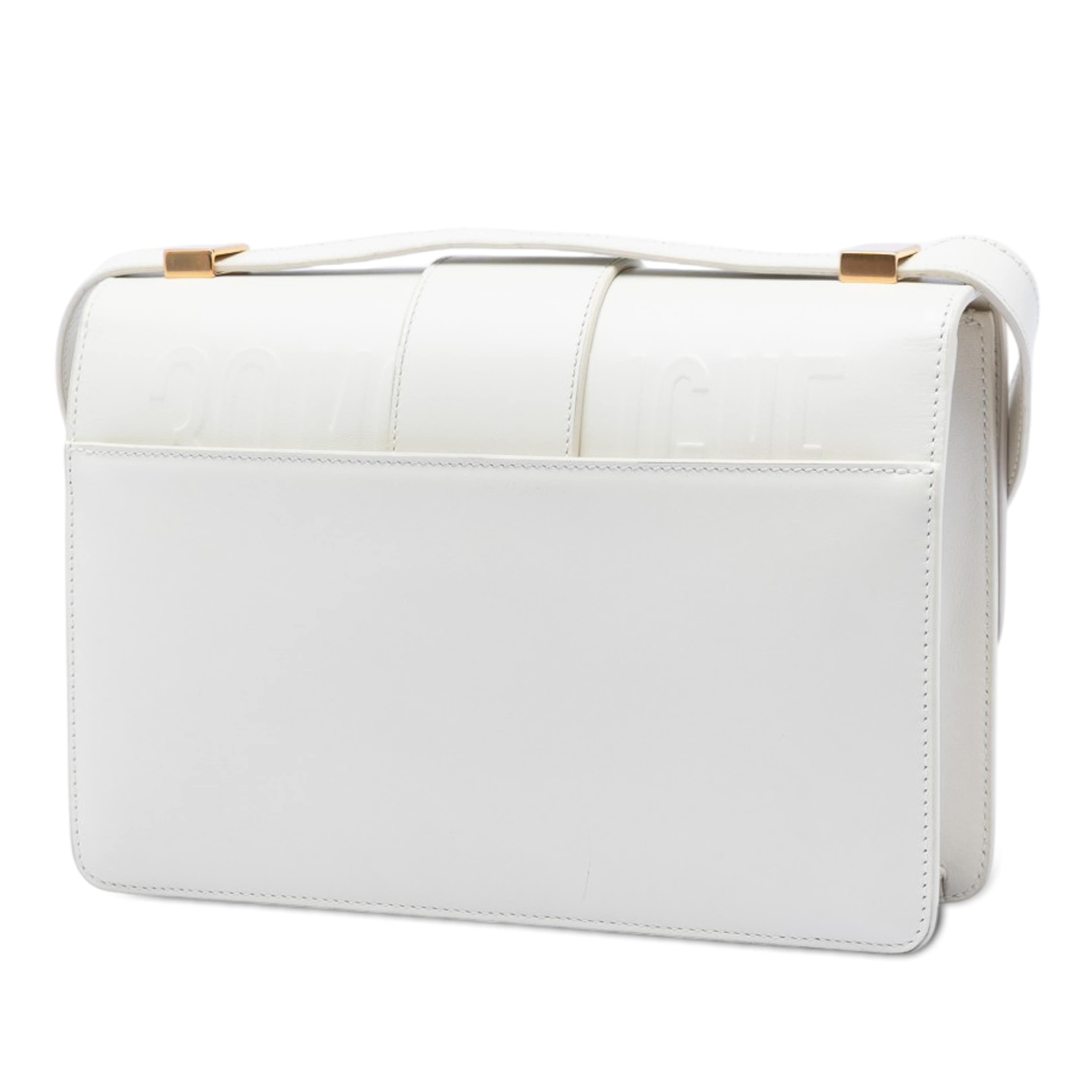 Dior Leather 30 Montaigne Flap, från Luxclusif, i färgen vit. Klicka för att öppna bilden i stort format