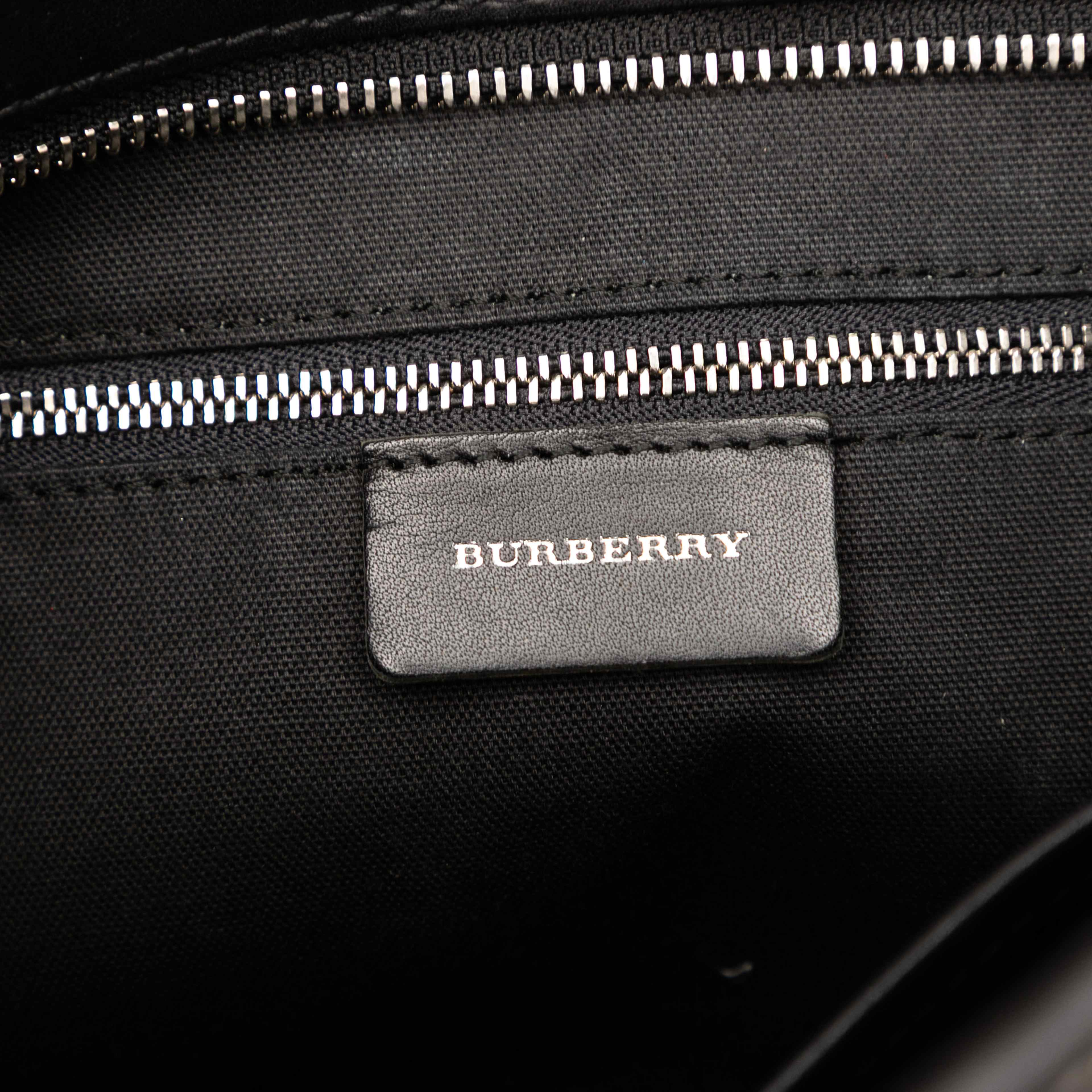 Burberry Supernova Check Wool Handbag, från Luxclusif, i färgen black. Klicka för att öppna bilden i stort format
