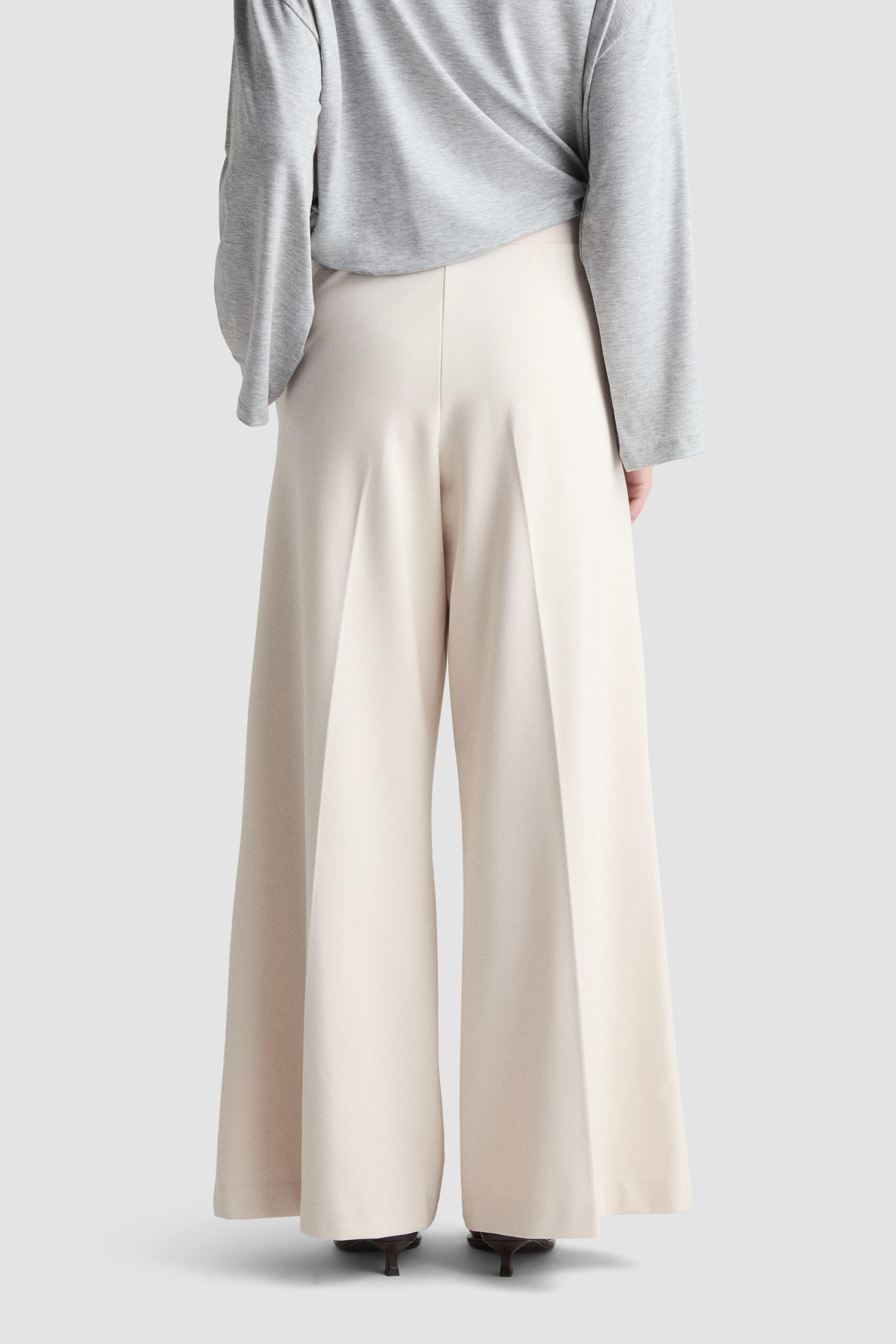 Luna Pants, från Residus, i färgen beige. Klicka för att öppna bilden i stort format