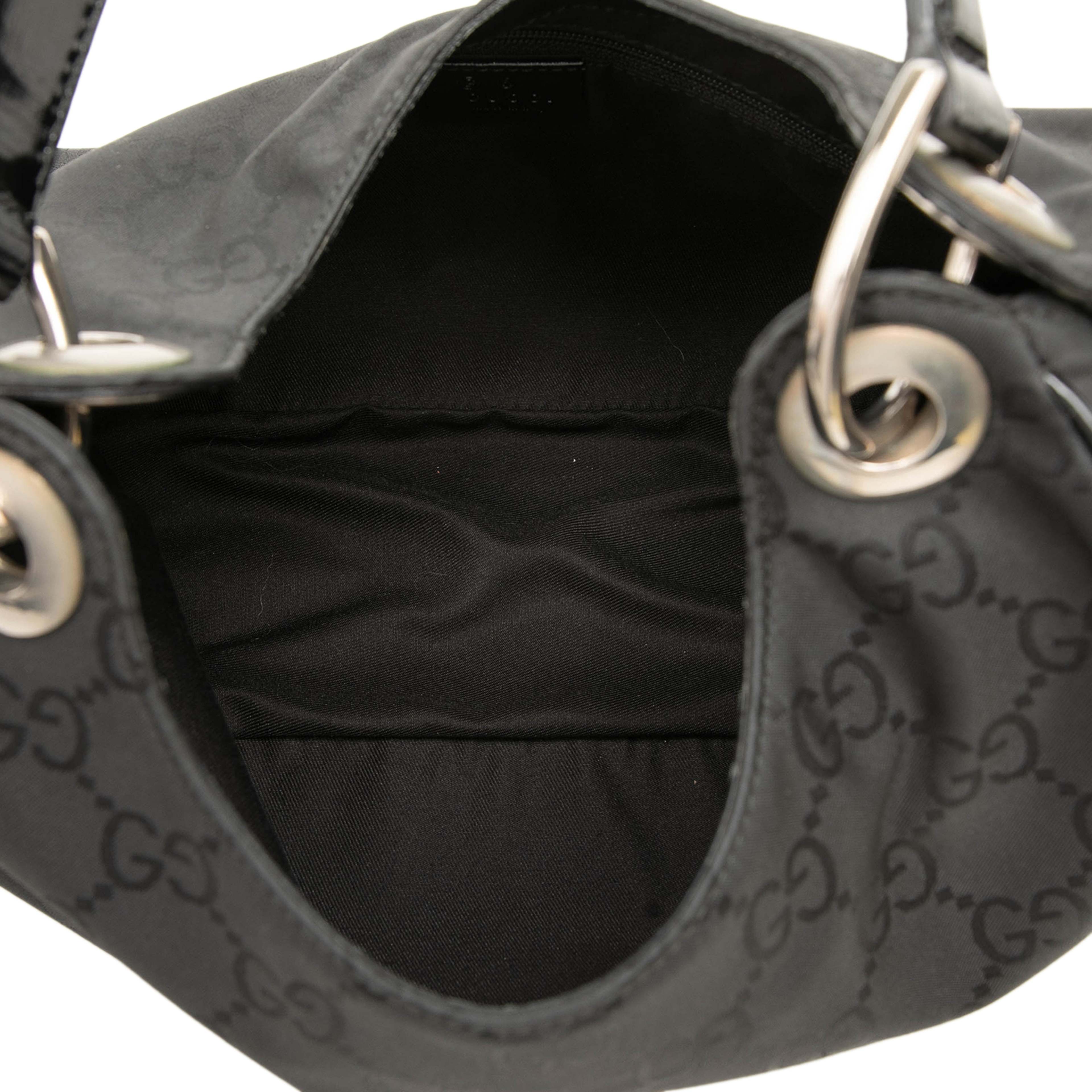 Gucci Gg Nylon Shoulder Bag, från Luxclusif, i färgen svart. Klicka för att öppna bilden i stort format