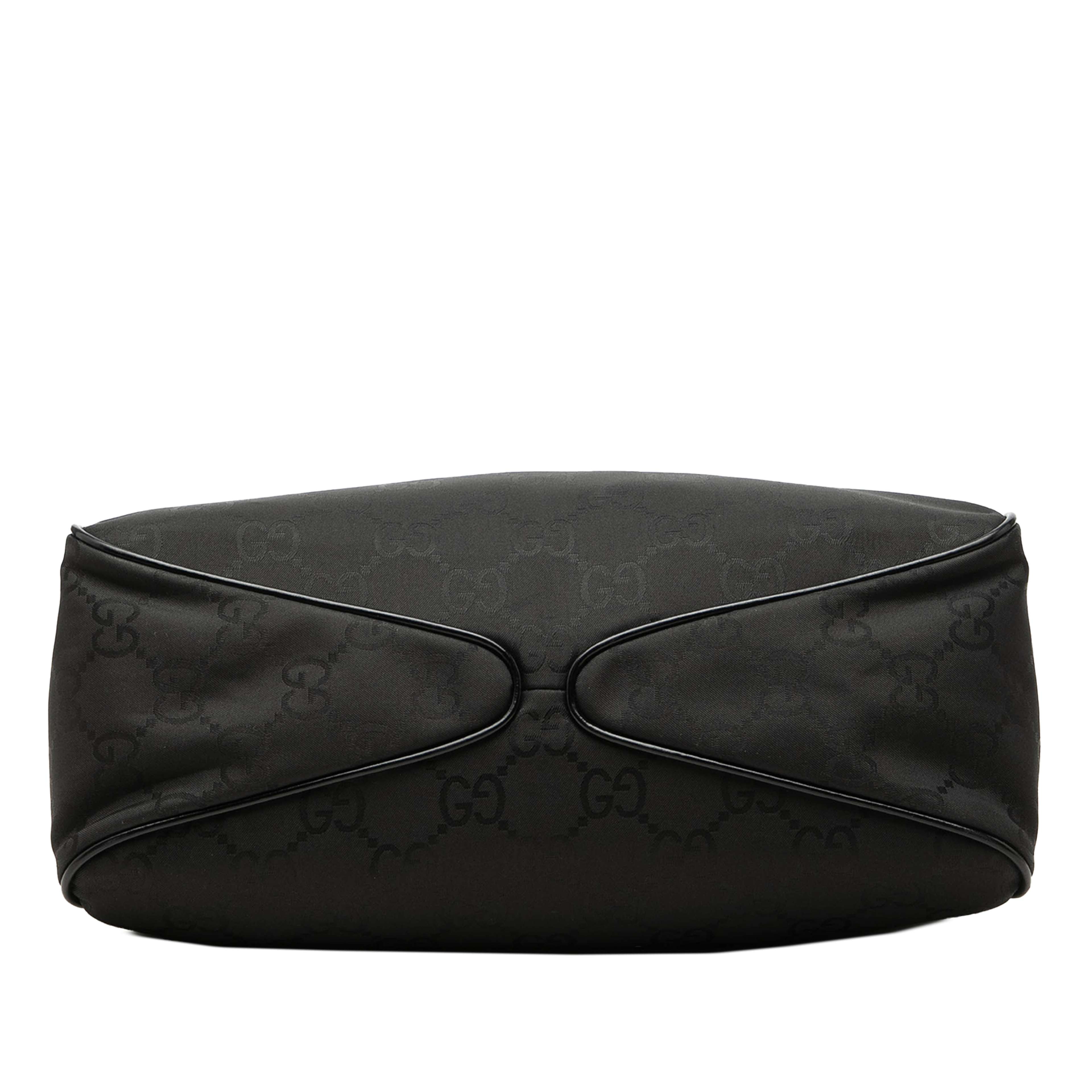 Gucci Gg Nylon Shoulder Bag, från Luxclusif, i färgen svart. Klicka för att öppna bilden i stort format