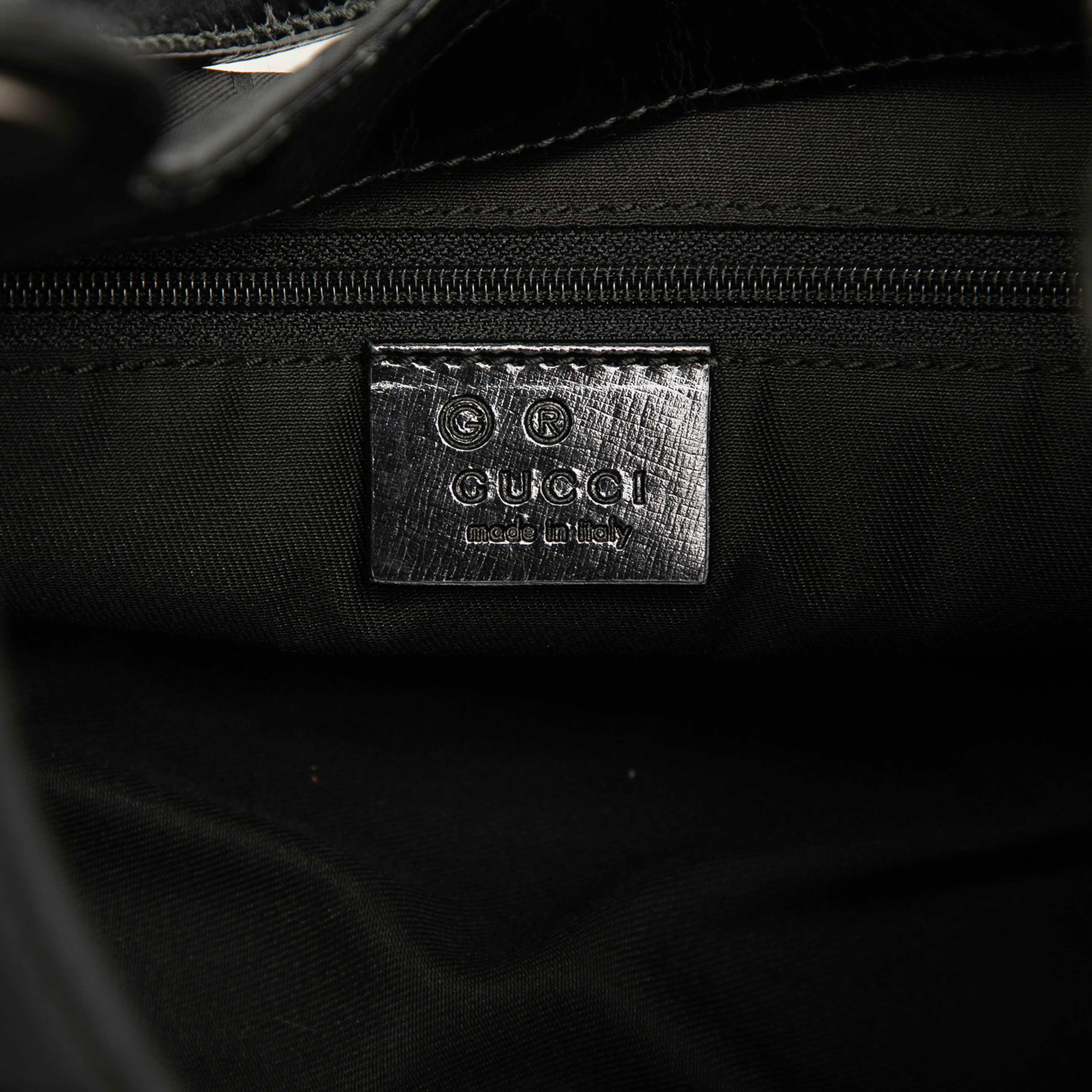 Gucci Gg Nylon Shoulder Bag, från Luxclusif, i färgen svart. Klicka för att öppna bilden i stort format
