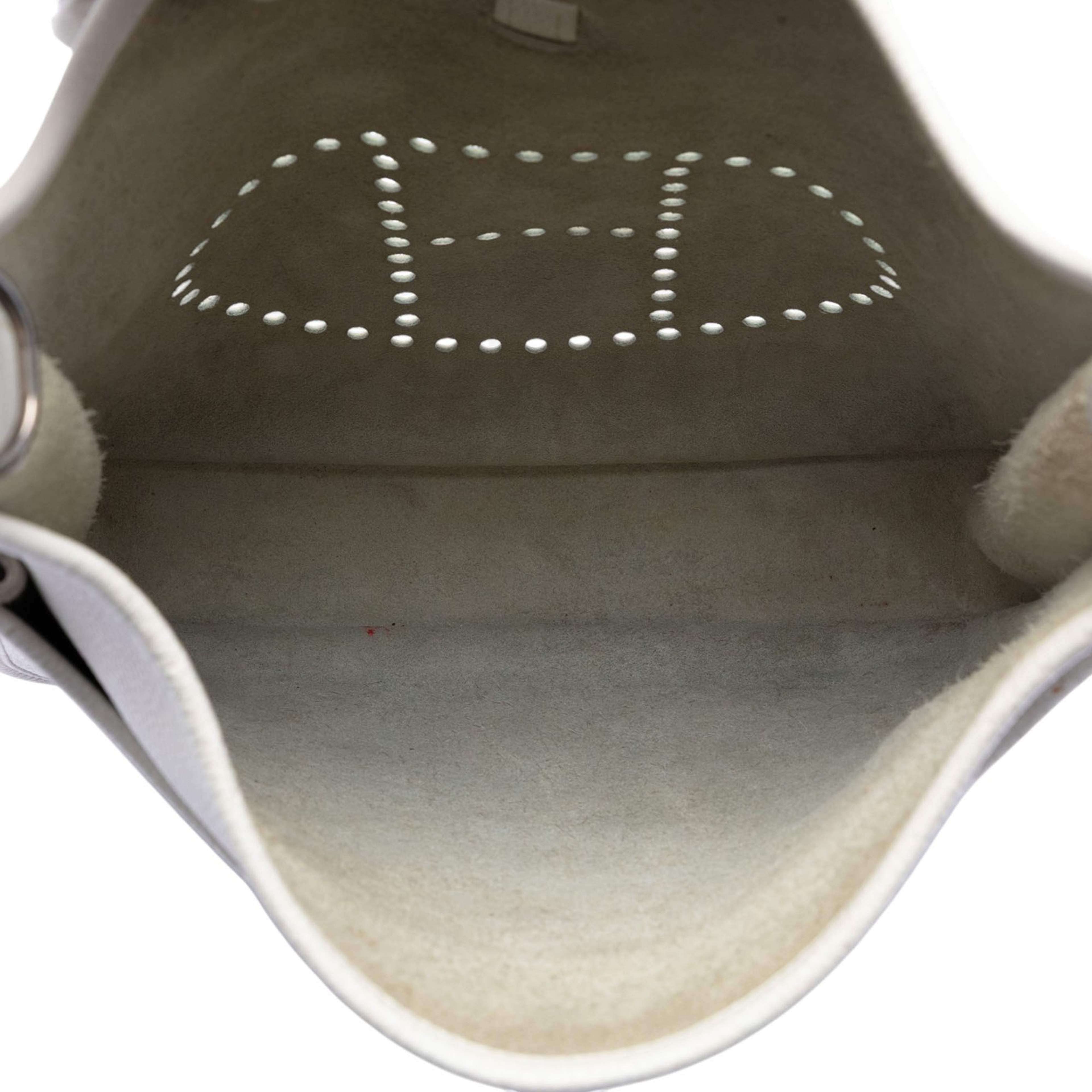 Hermès Clemence Evelyne Iii 29, från Luxclusif, i färgen white. Klicka för att öppna bilden i stort format