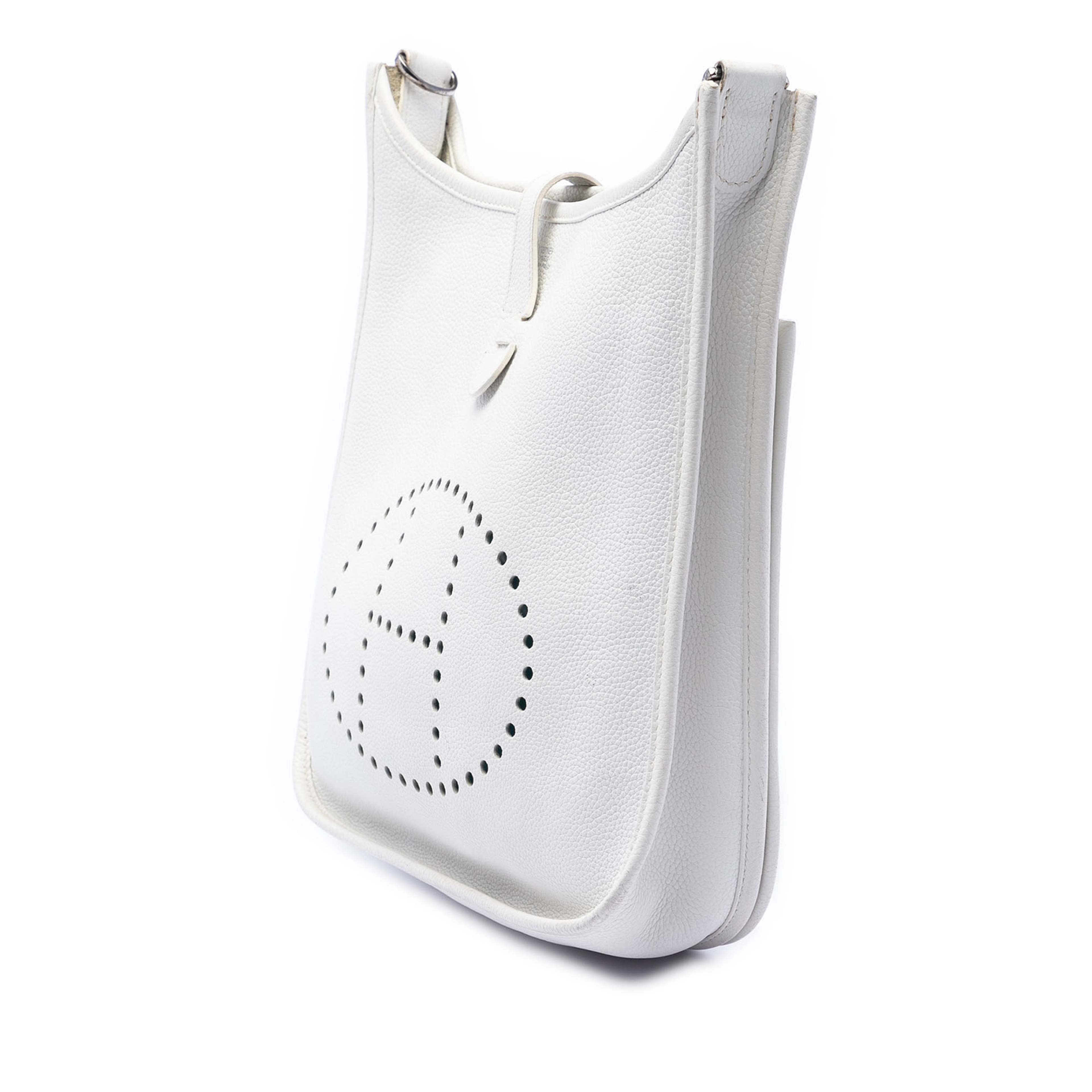 Hermès Clemence Evelyne Iii 29, från Luxclusif, i färgen white. Klicka för att öppna bilden i stort format