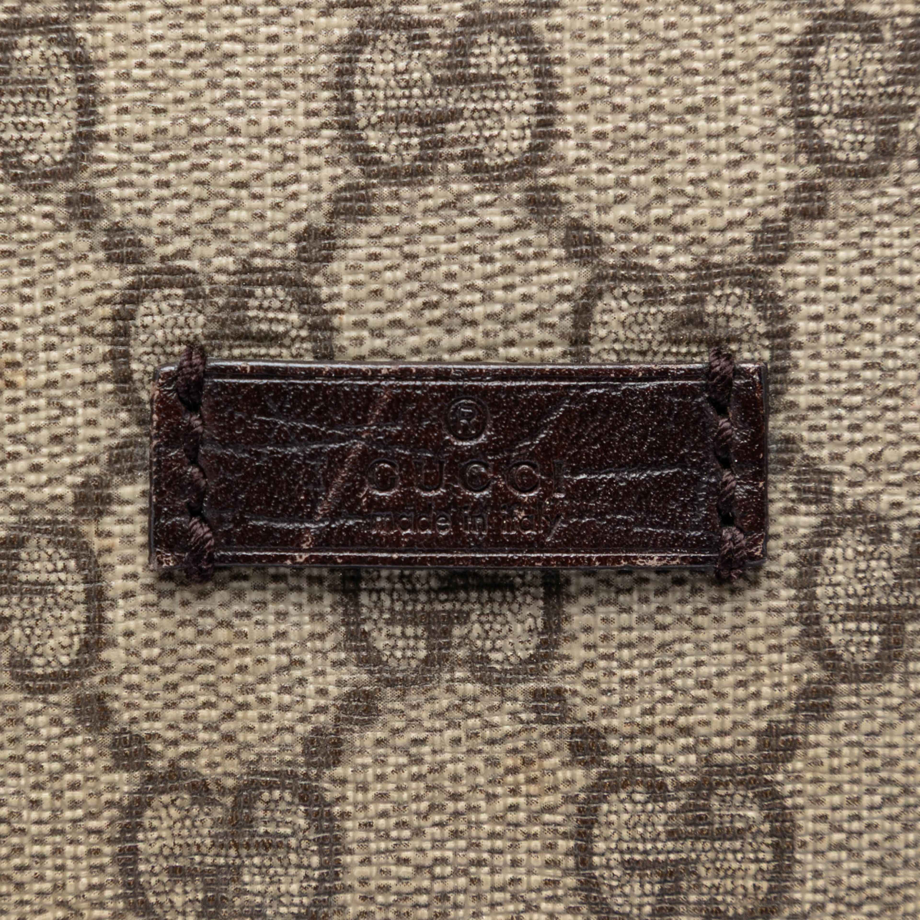 Gucci Large Gg Supreme Double Buckle Flap Messenger Bag, från Luxclusif, i färgen beige. Klicka för att öppna bilden i stort format
