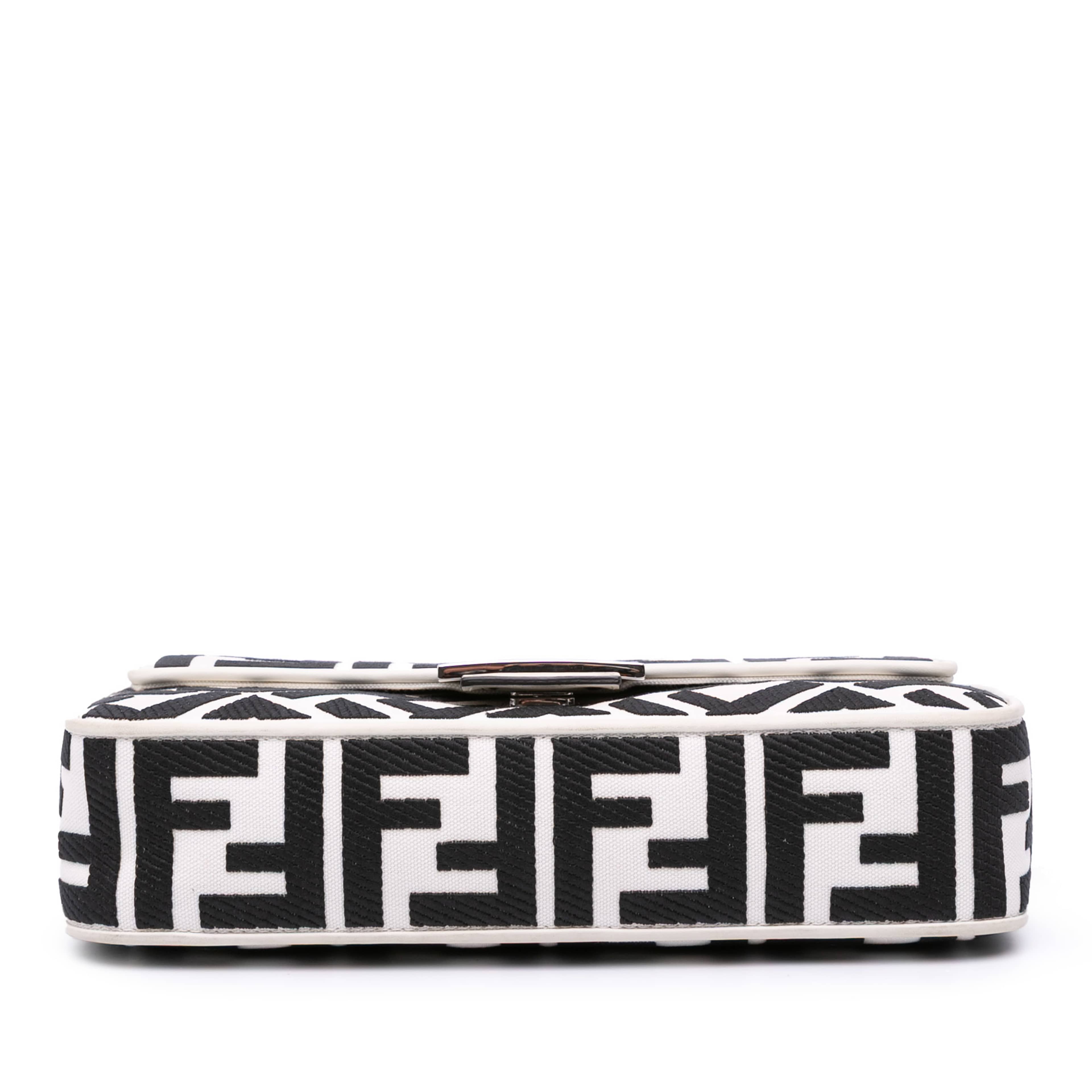 Fendi Zucca Embroidered Canvas Baguette Satchel, från Luxclusif, i färgen white. Klicka för att öppna bilden i stort format