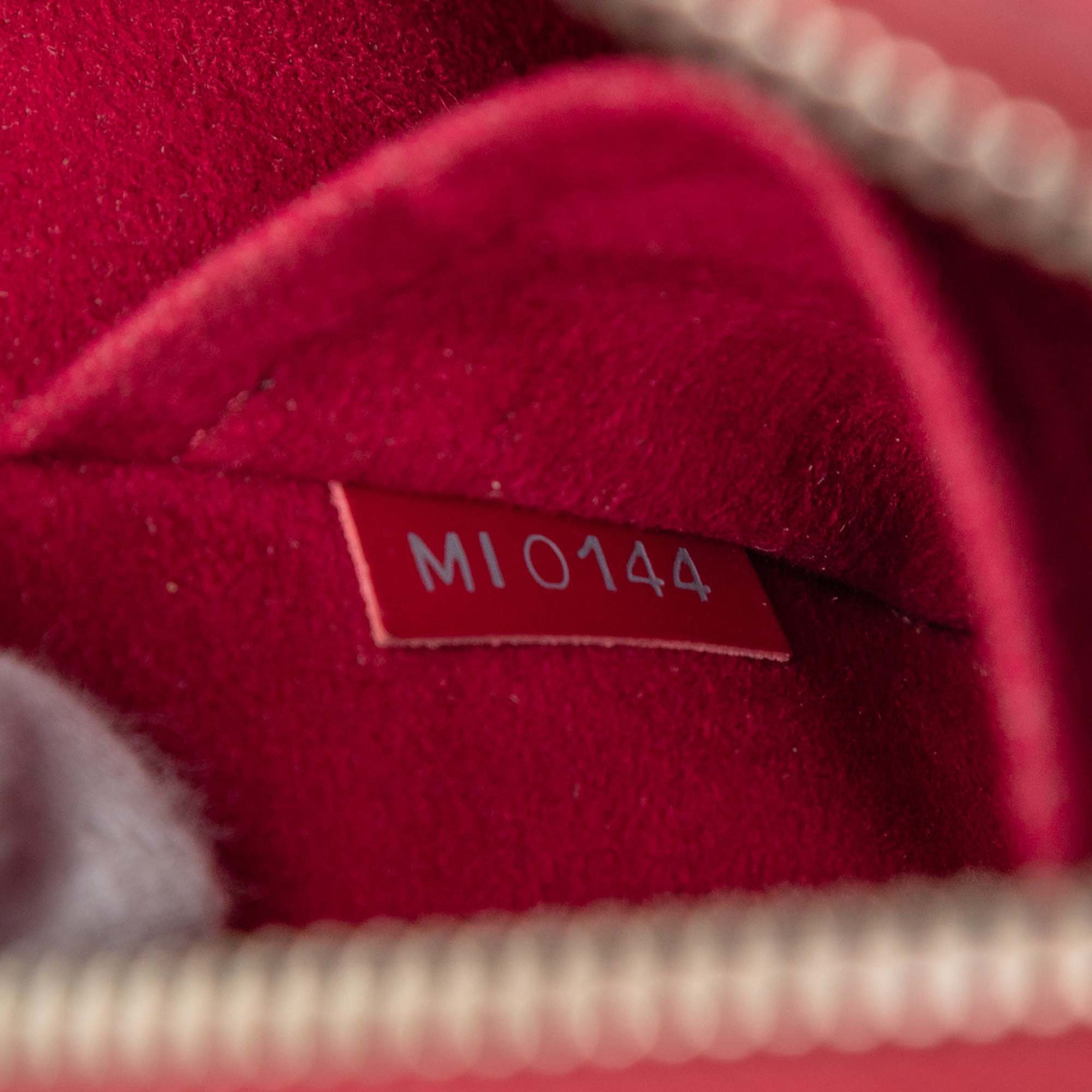 Louis Vuitton Epi Alma Bb, från Luxclusif, i färgen rosa. Klicka för att öppna bilden i stort format