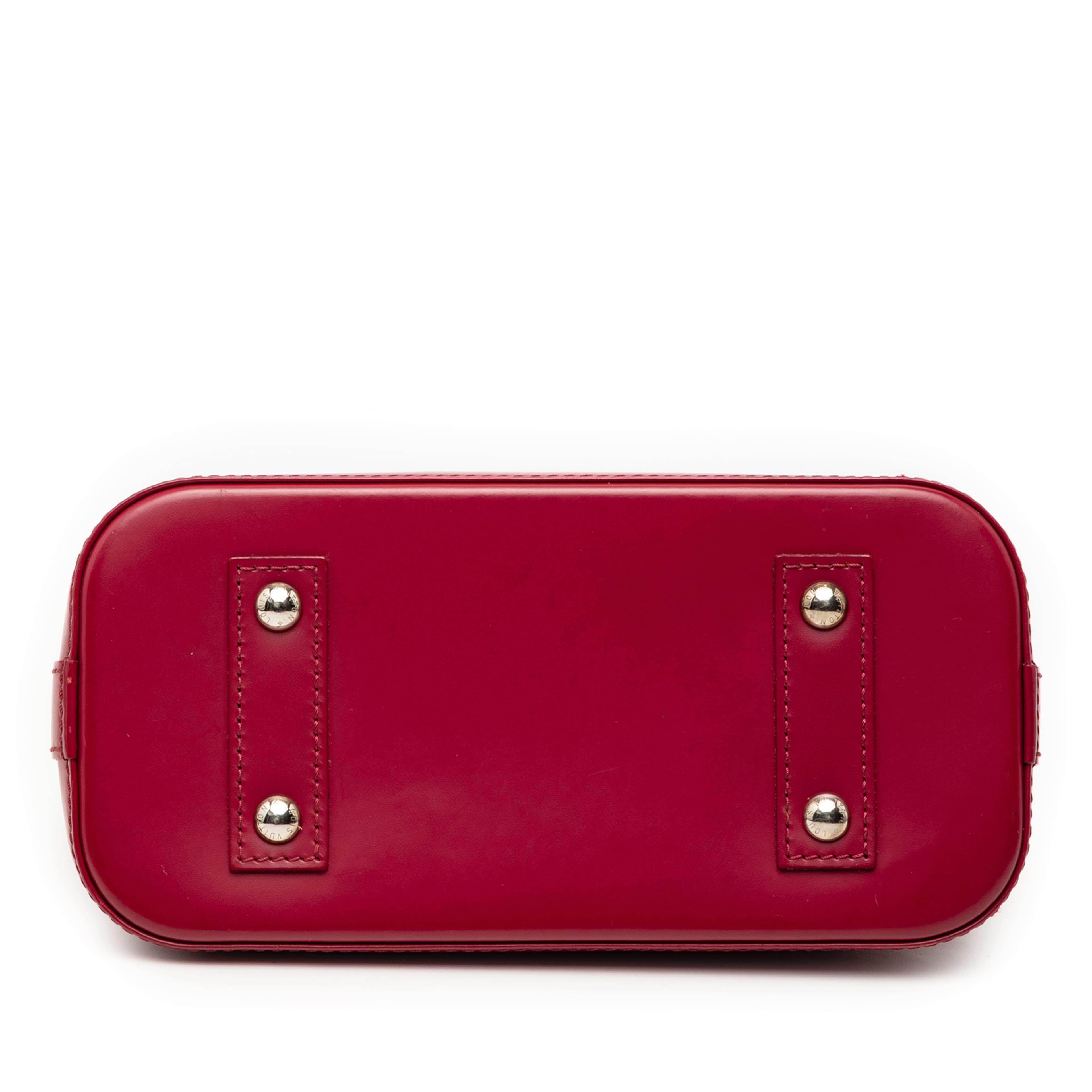 Louis Vuitton Epi Alma Bb, från Luxclusif, i färgen rosa. Klicka för att öppna bilden i stort format