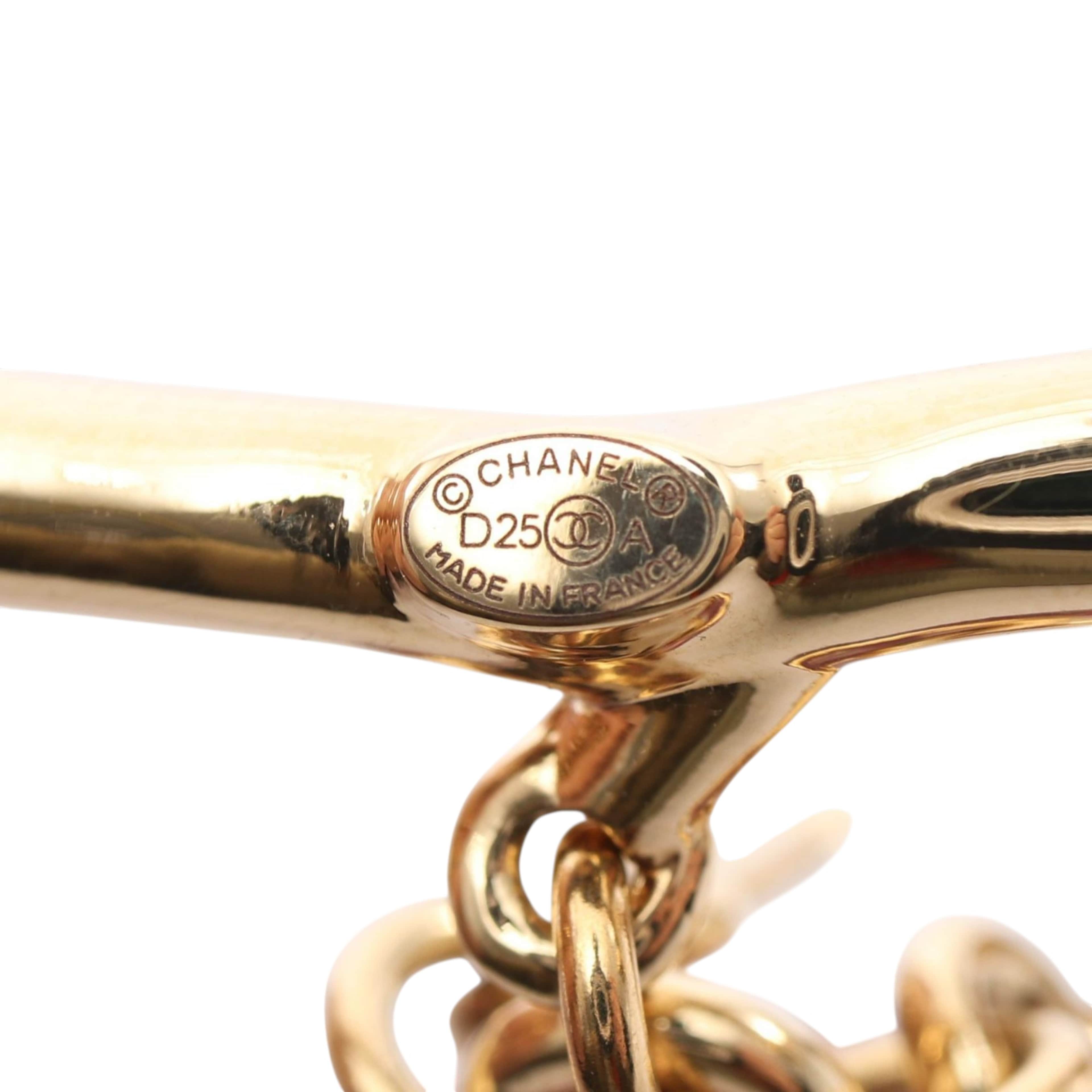 Chanel Gold Plated Resin Cc Pendant Branch Brooch, från Luxclusif, i färgen gold. Klicka för att öppna bilden i stort format
