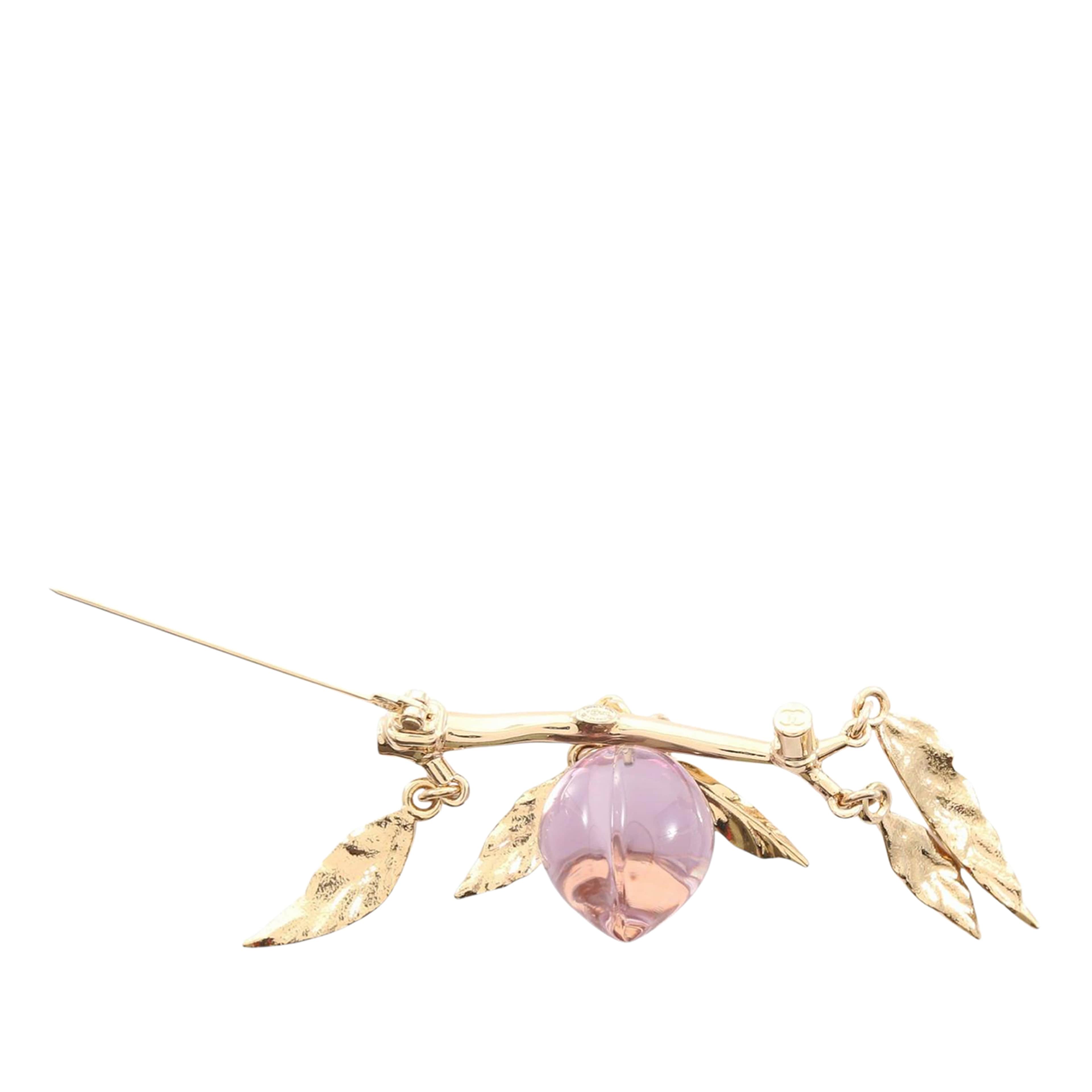 Chanel Gold Plated Resin Cc Pendant Branch Brooch, från Luxclusif, i färgen purpur. Klicka för att öppna bilden i stort format