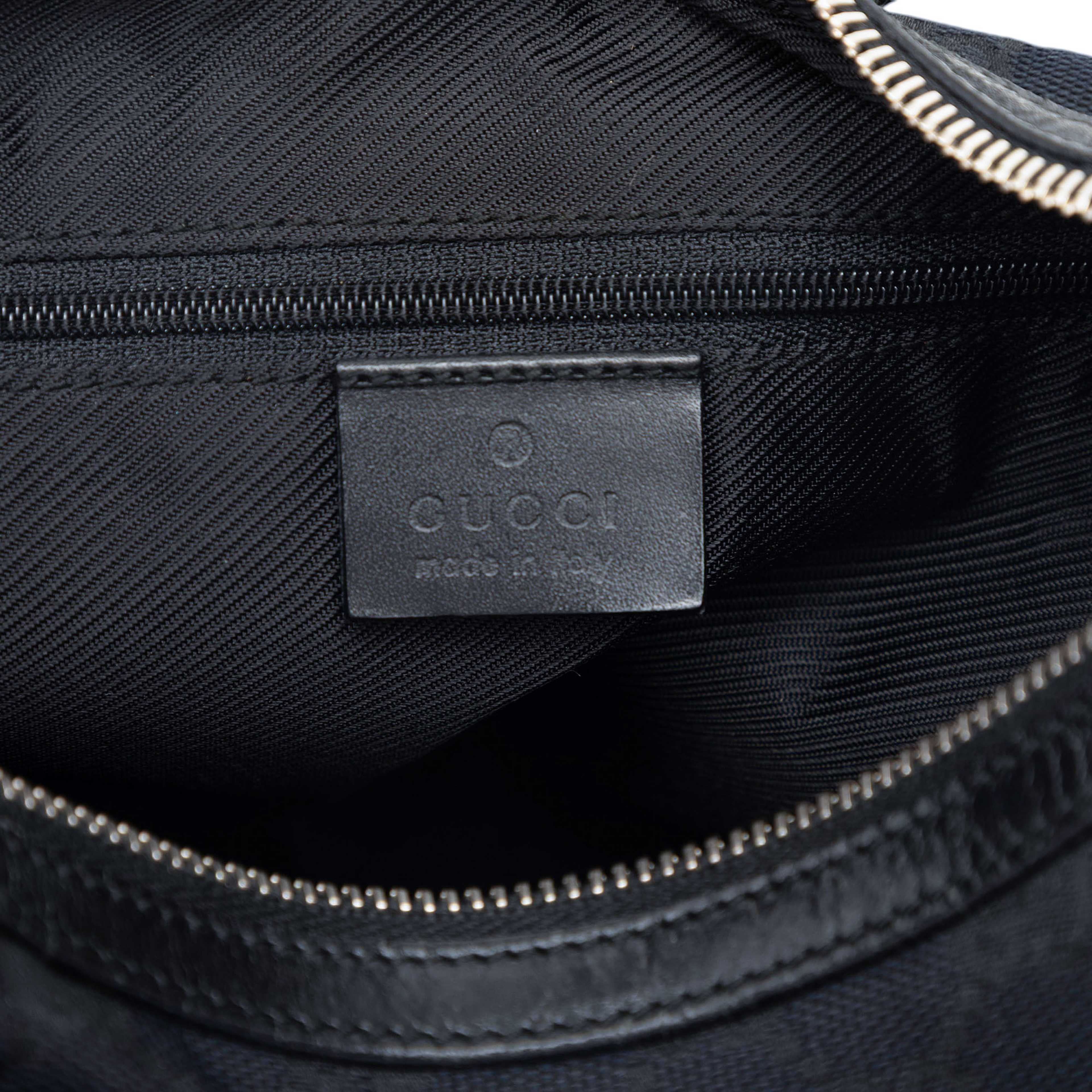 Gucci Gg Canvas Shoulder Bag, från Luxclusif, i färgen navy. Klicka för att öppna bilden i stort format